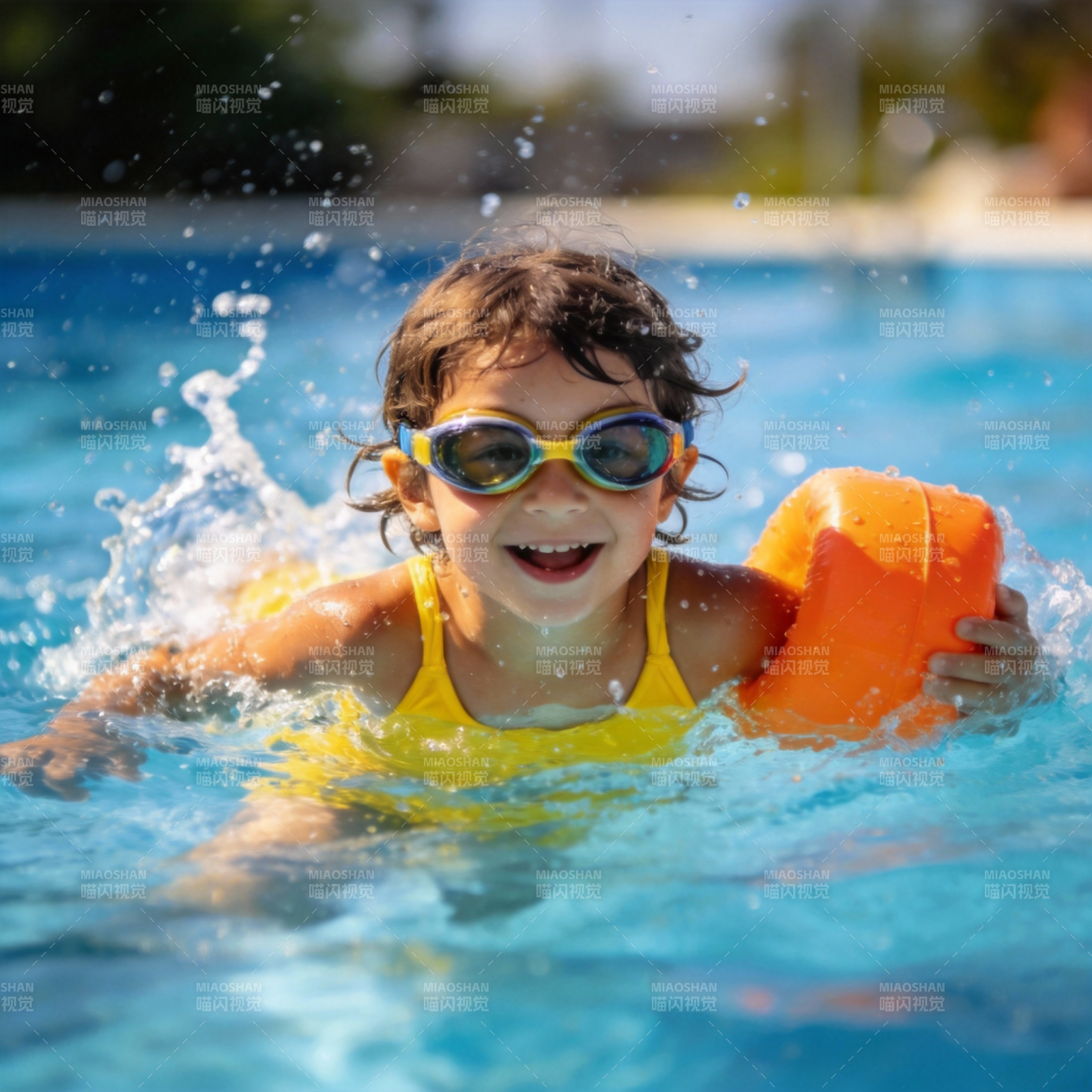 泳池里的快乐时光图片