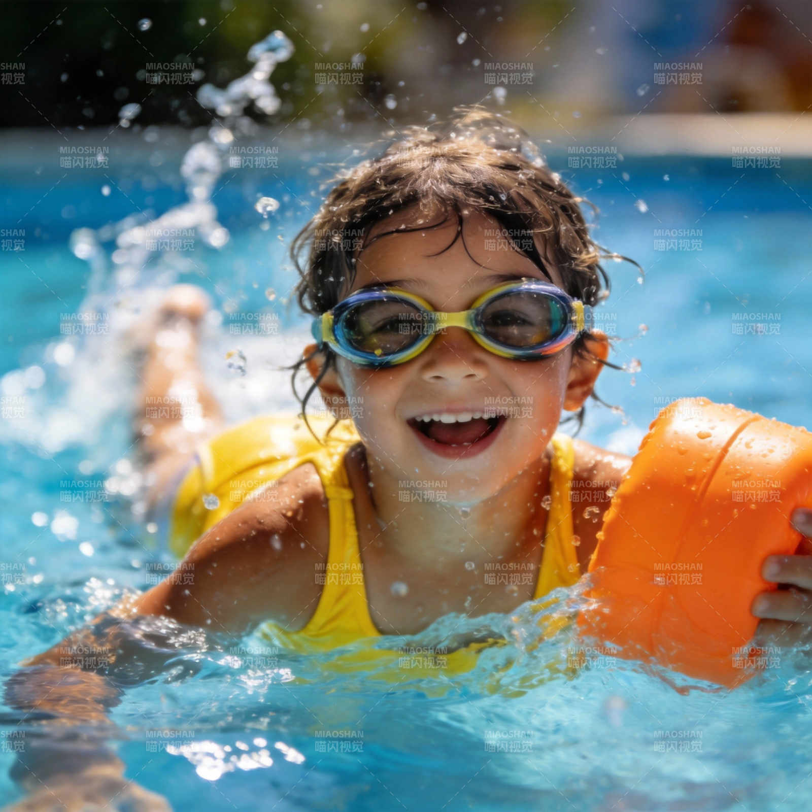 泳池里的快乐时光图片