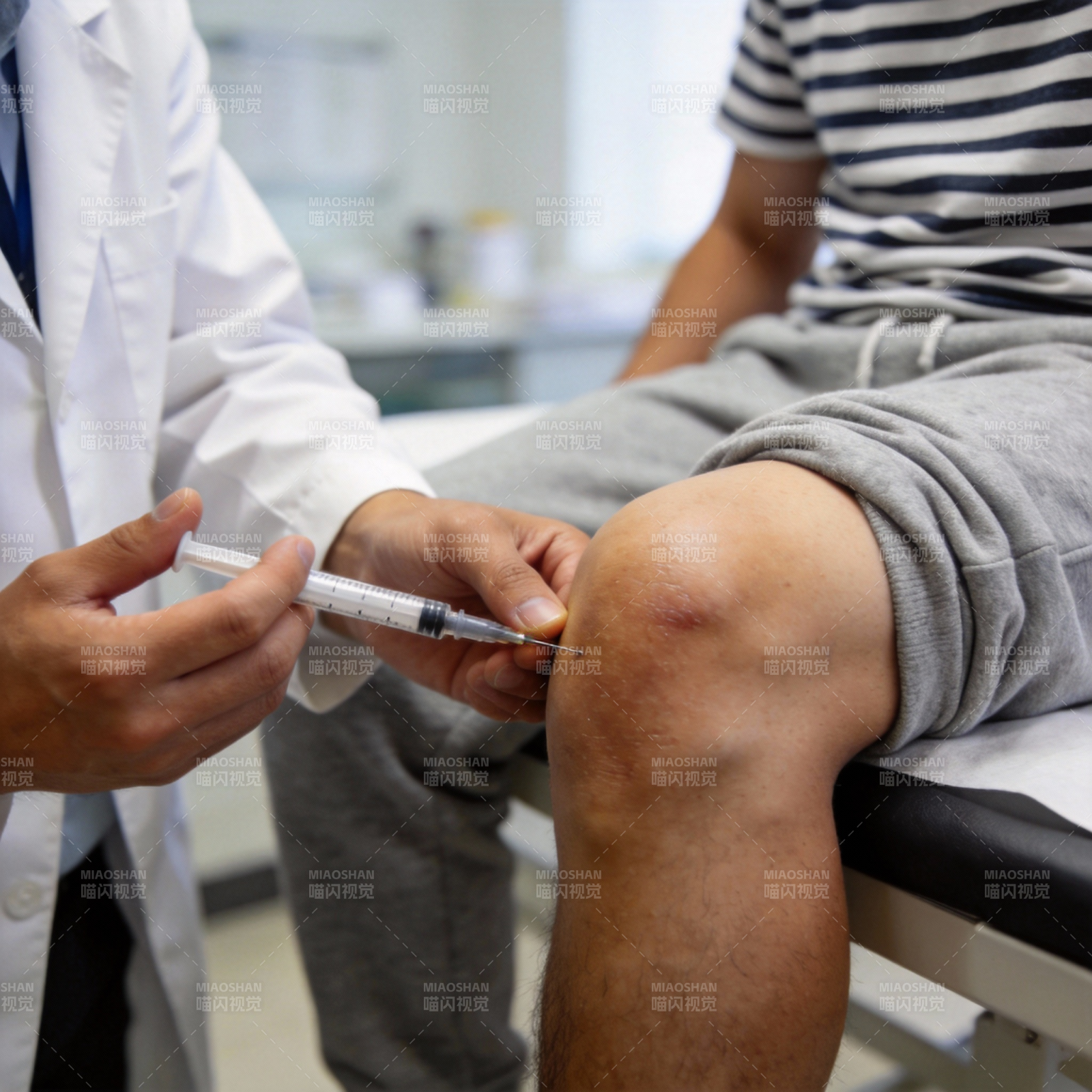 医生为患者注射膝盖图片