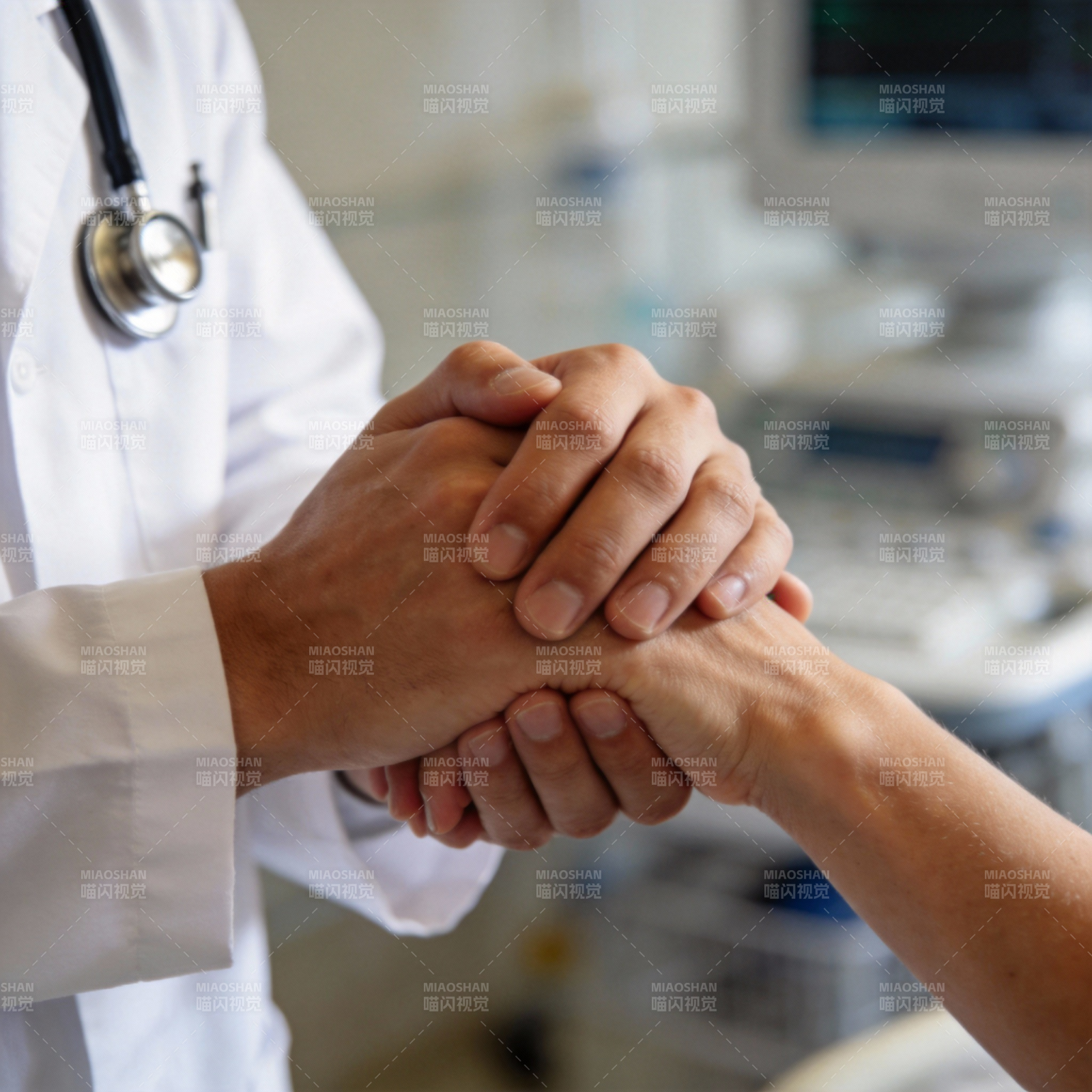 医者仁心 温暖相握图片