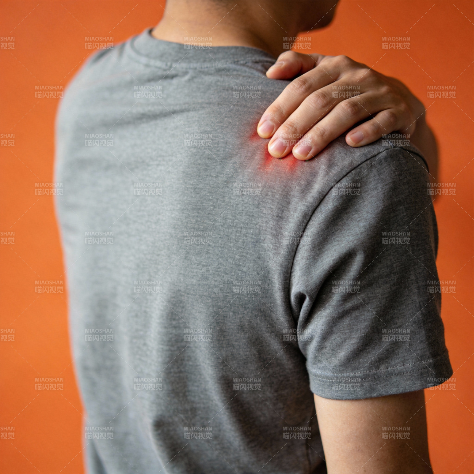 肩部疼痛困扰图片