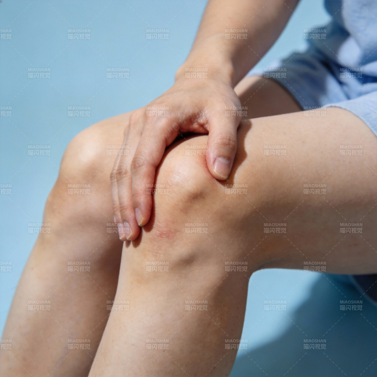 膝盖疼痛困扰图片