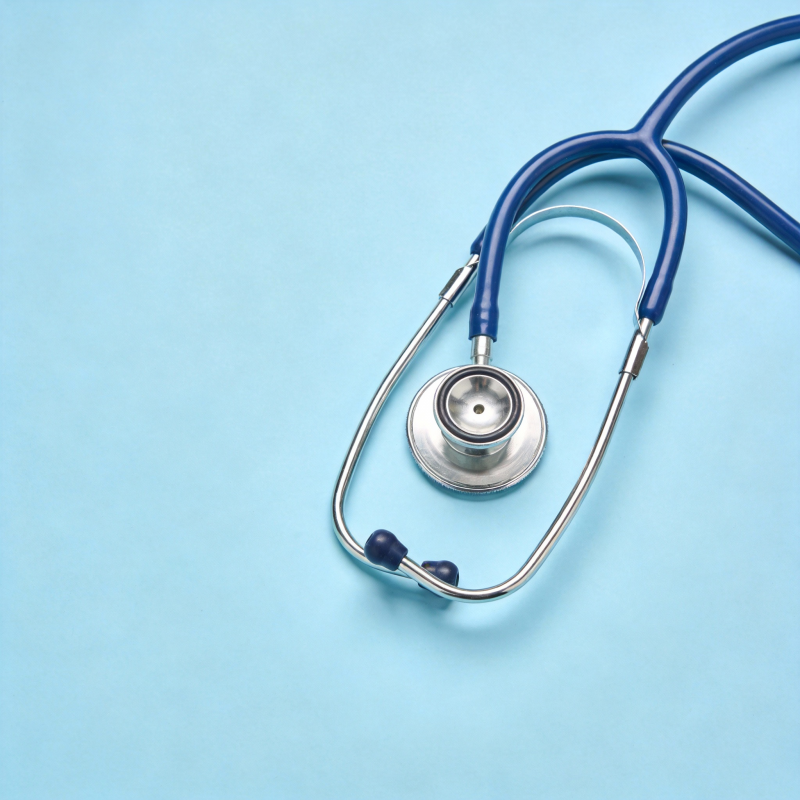 听诊器静置蓝底图片