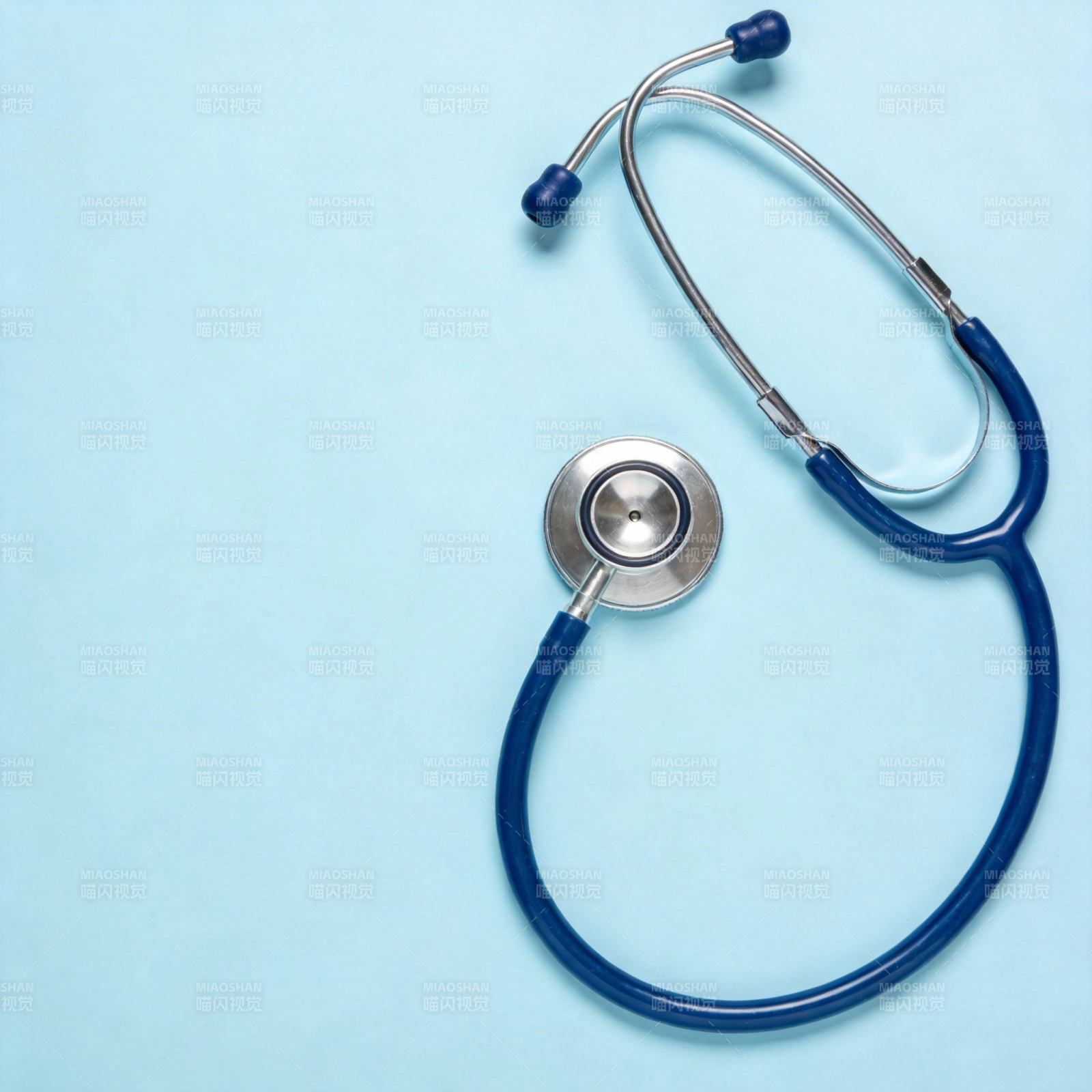 蓝色听诊器静置图图片