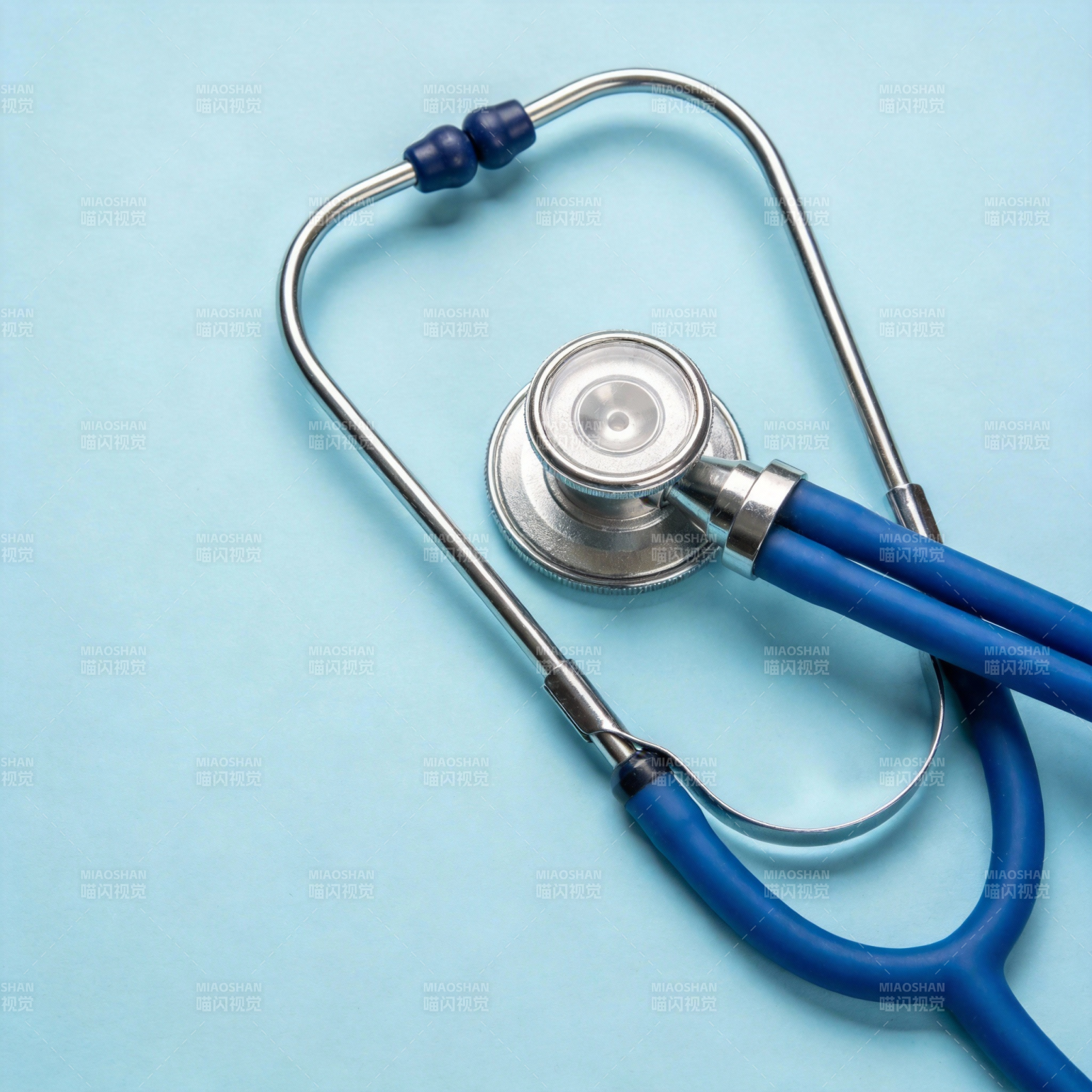 蓝色听诊器静置图图片