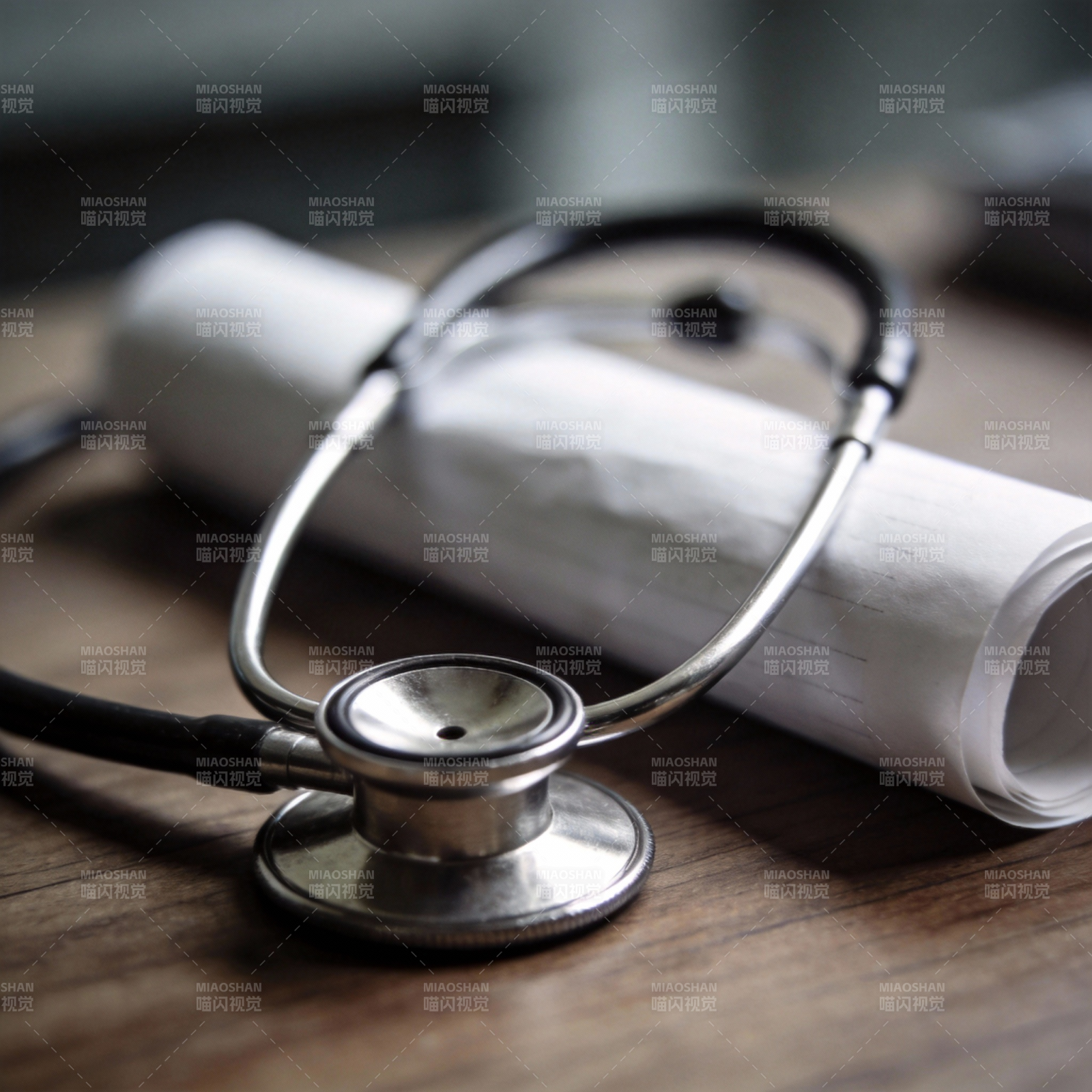 听诊器与病历图片