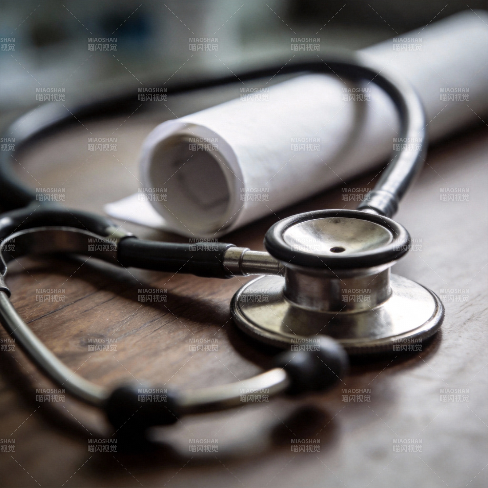 听诊器与医卷图片