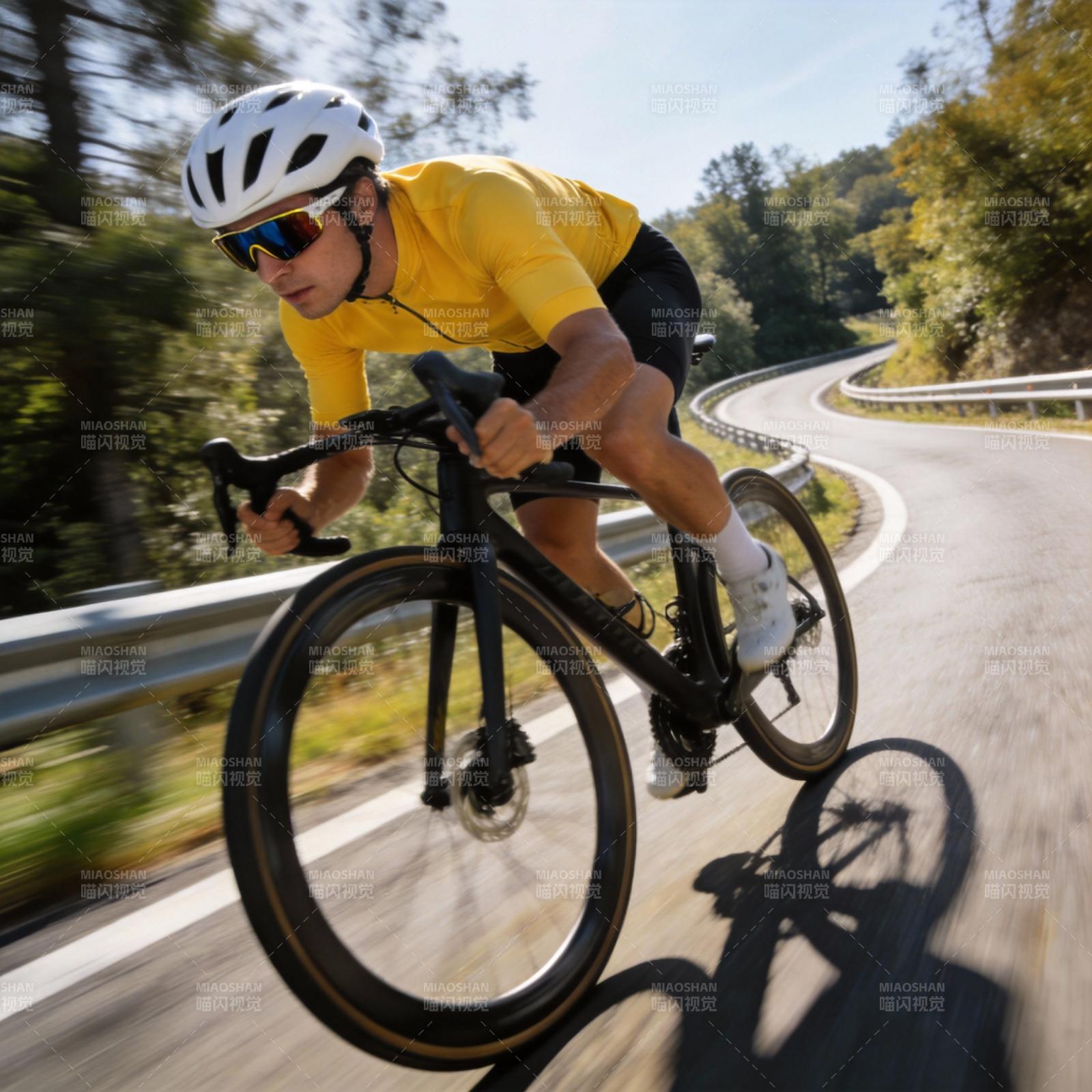 骑行者疾驰山道图片