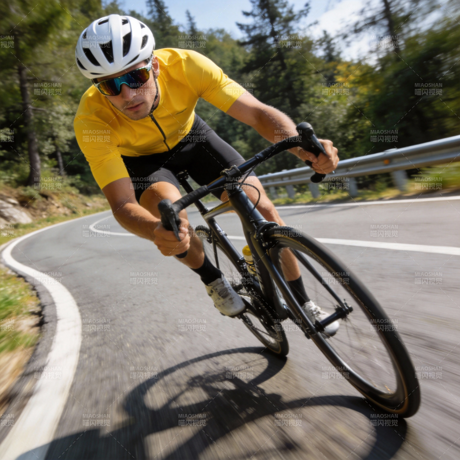 骑行者疾驰山道图片