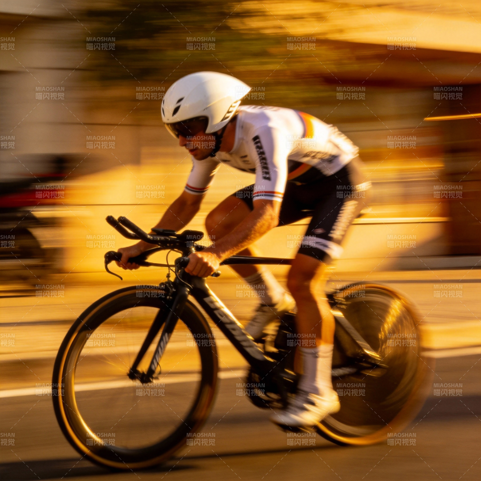 疾驰的骑行者图片
