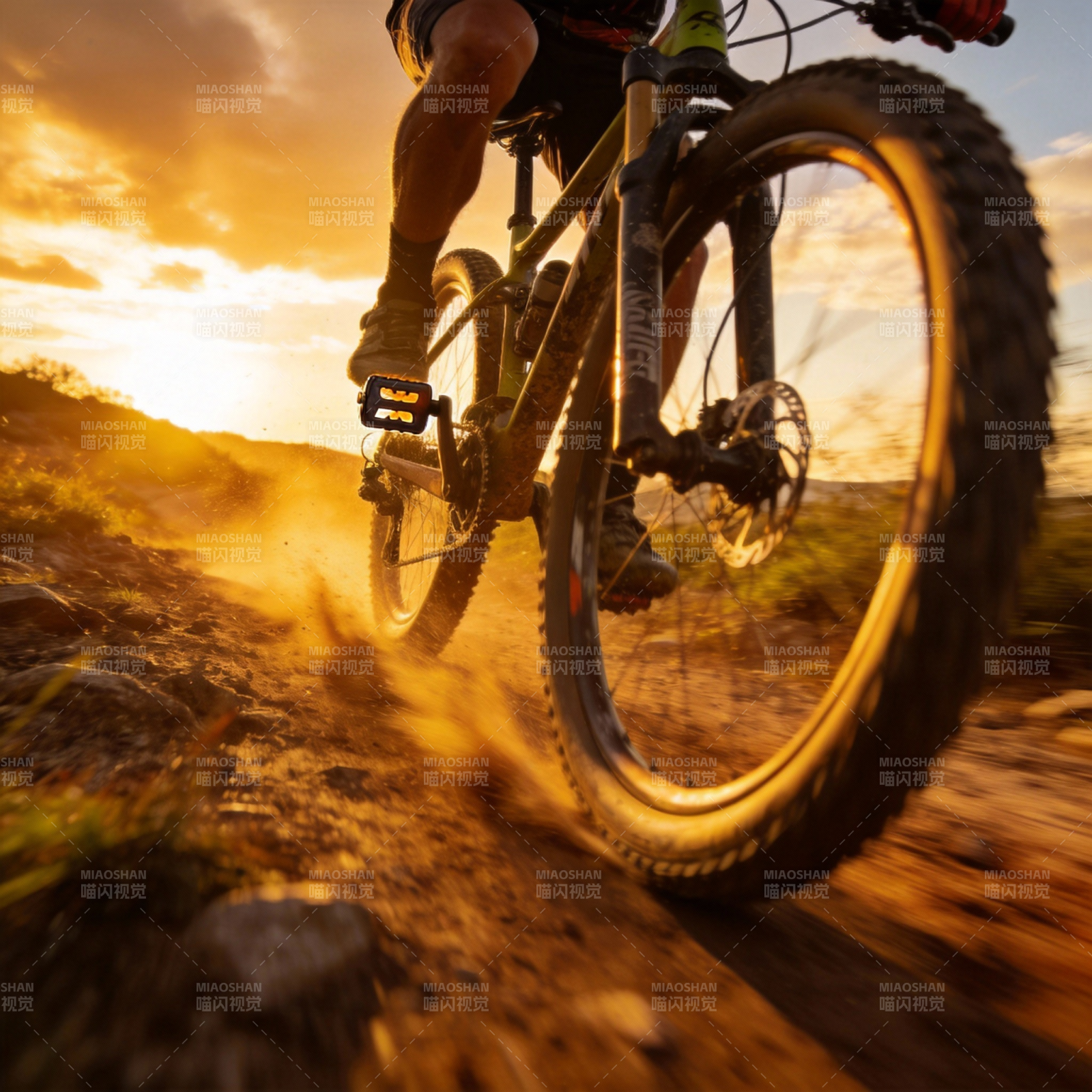 夕阳下的山地骑行图片