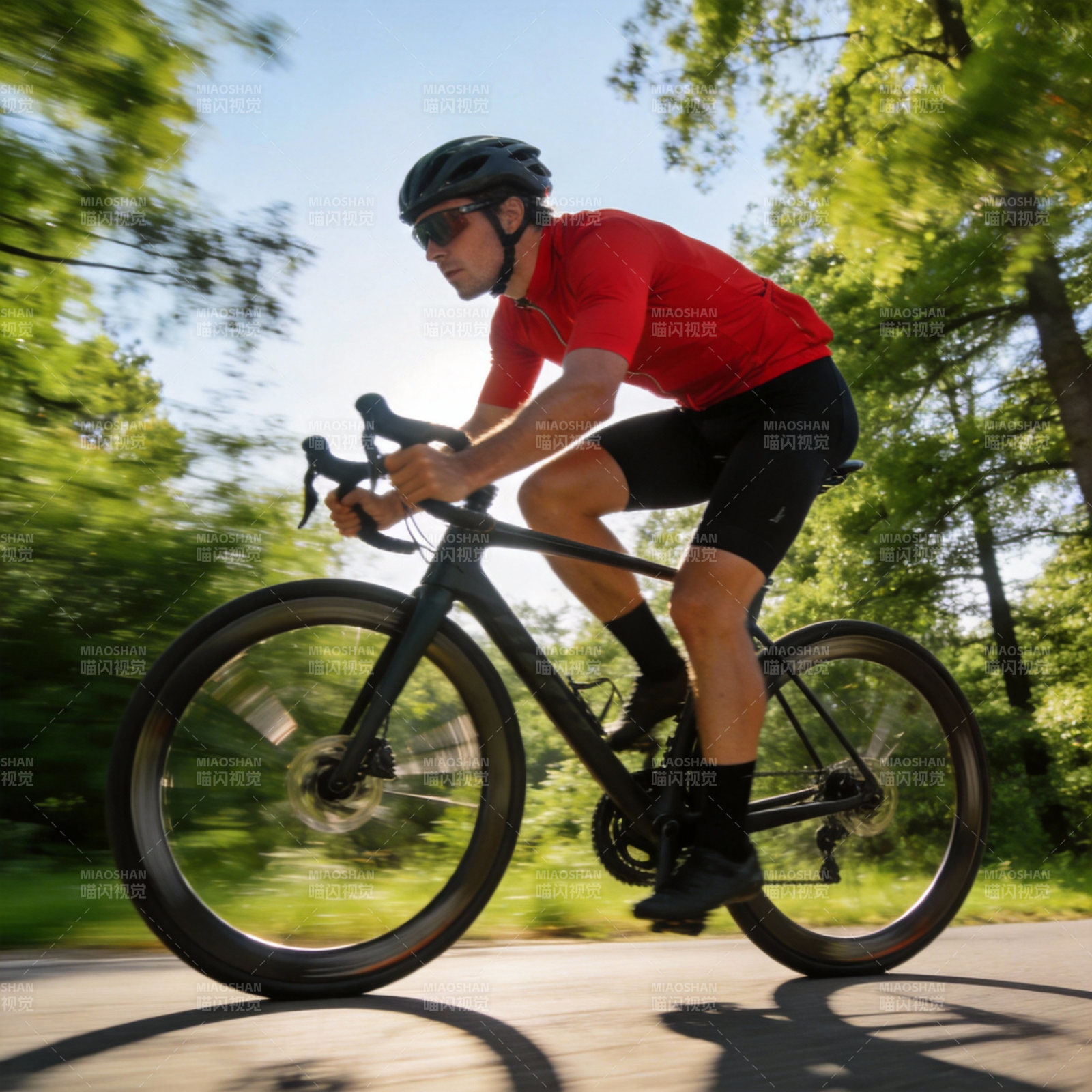 骑行者疾驰林间图片