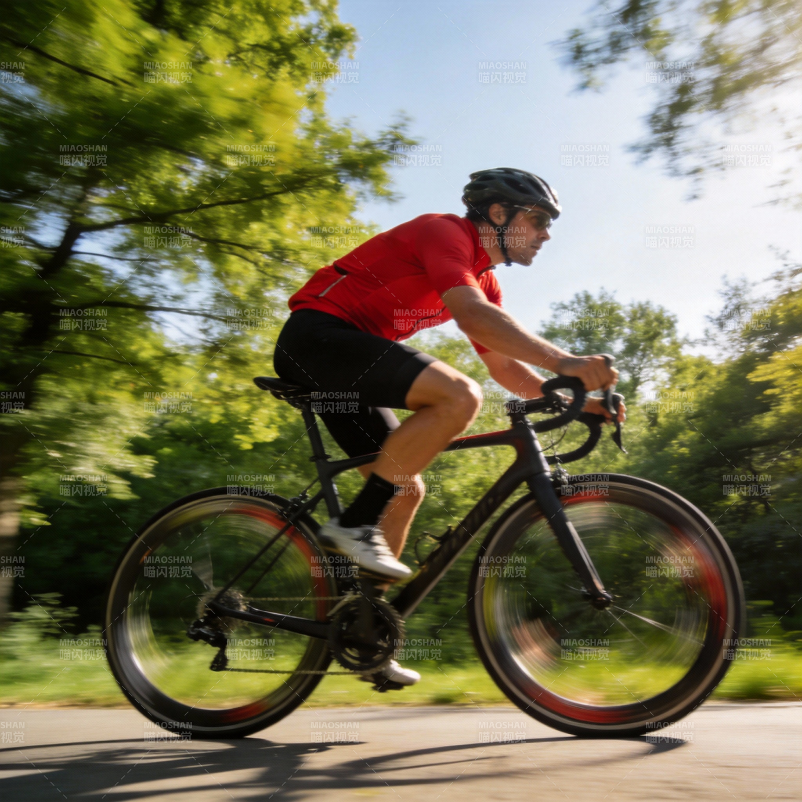 骑行者疾驰林间图片