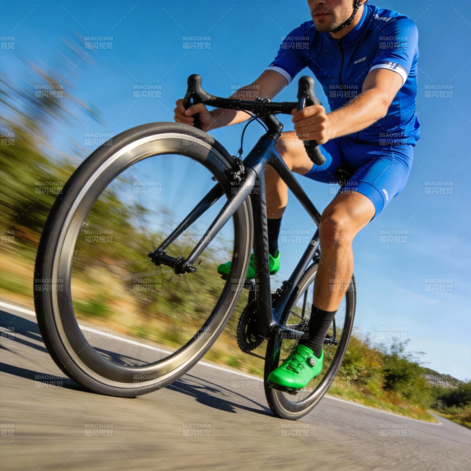 疾驰的骑行者图片