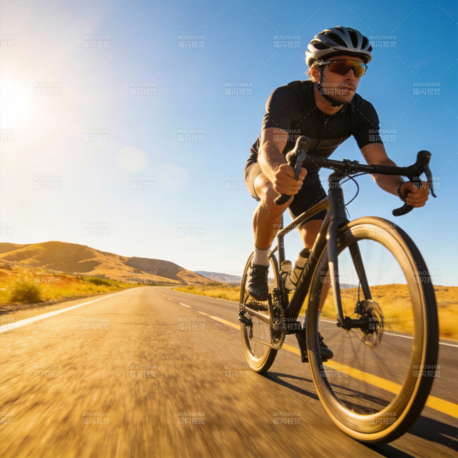 沙漠骑行 疾风前行图片