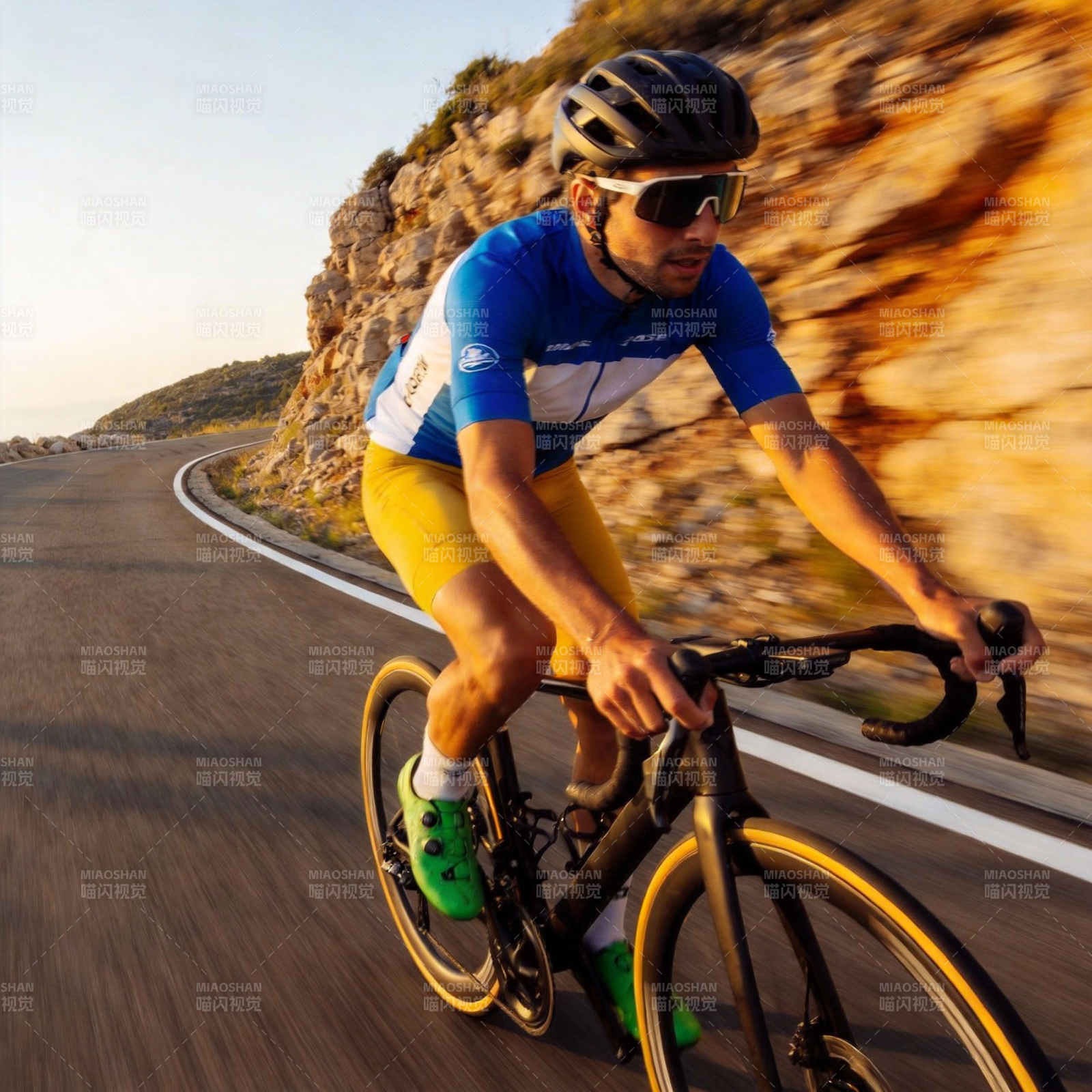 骑行者疾驰山道图片