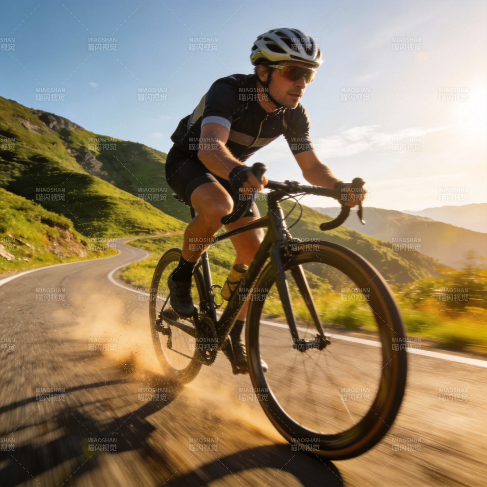 山道骑行 风驰电掣图片