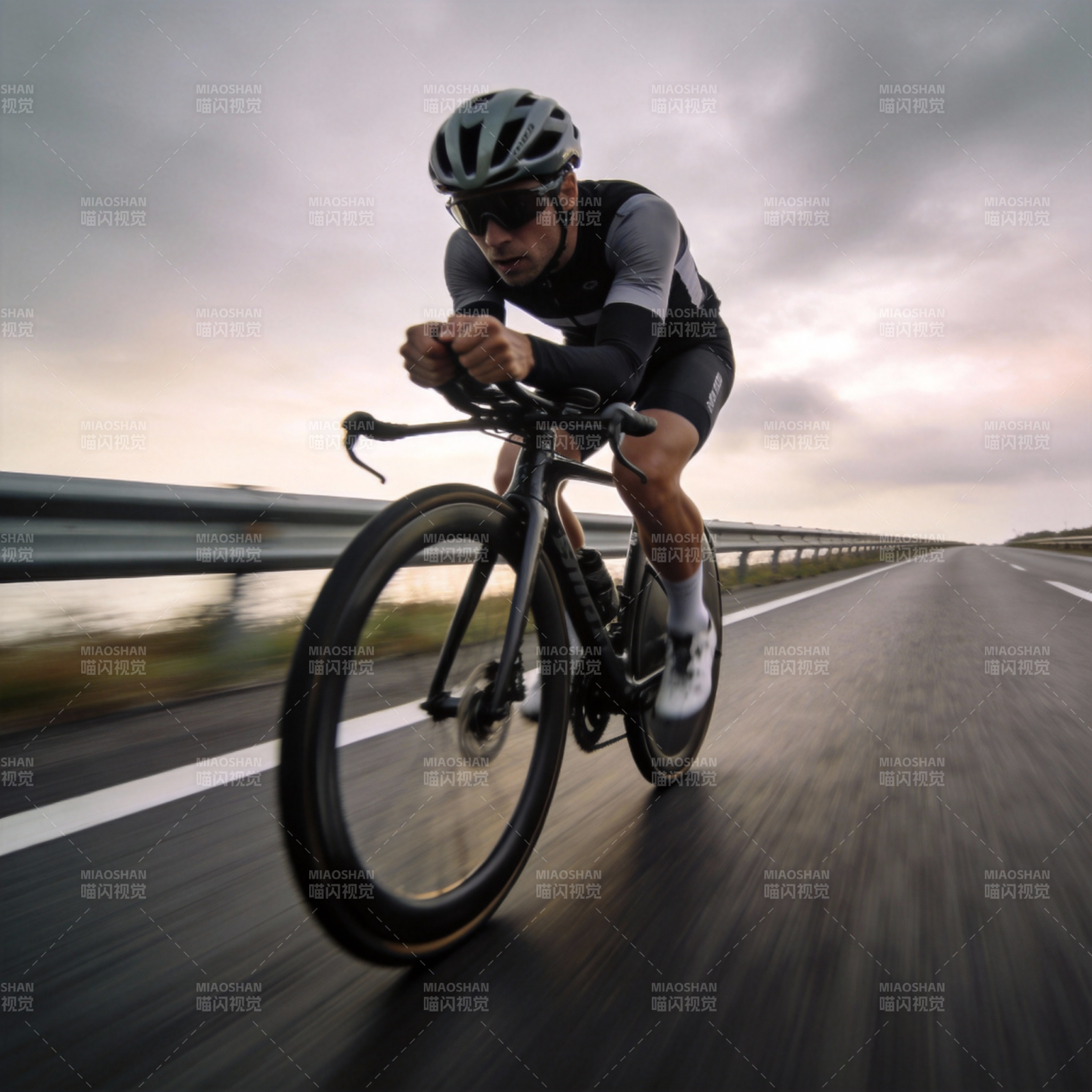 疾驰的骑行者图片