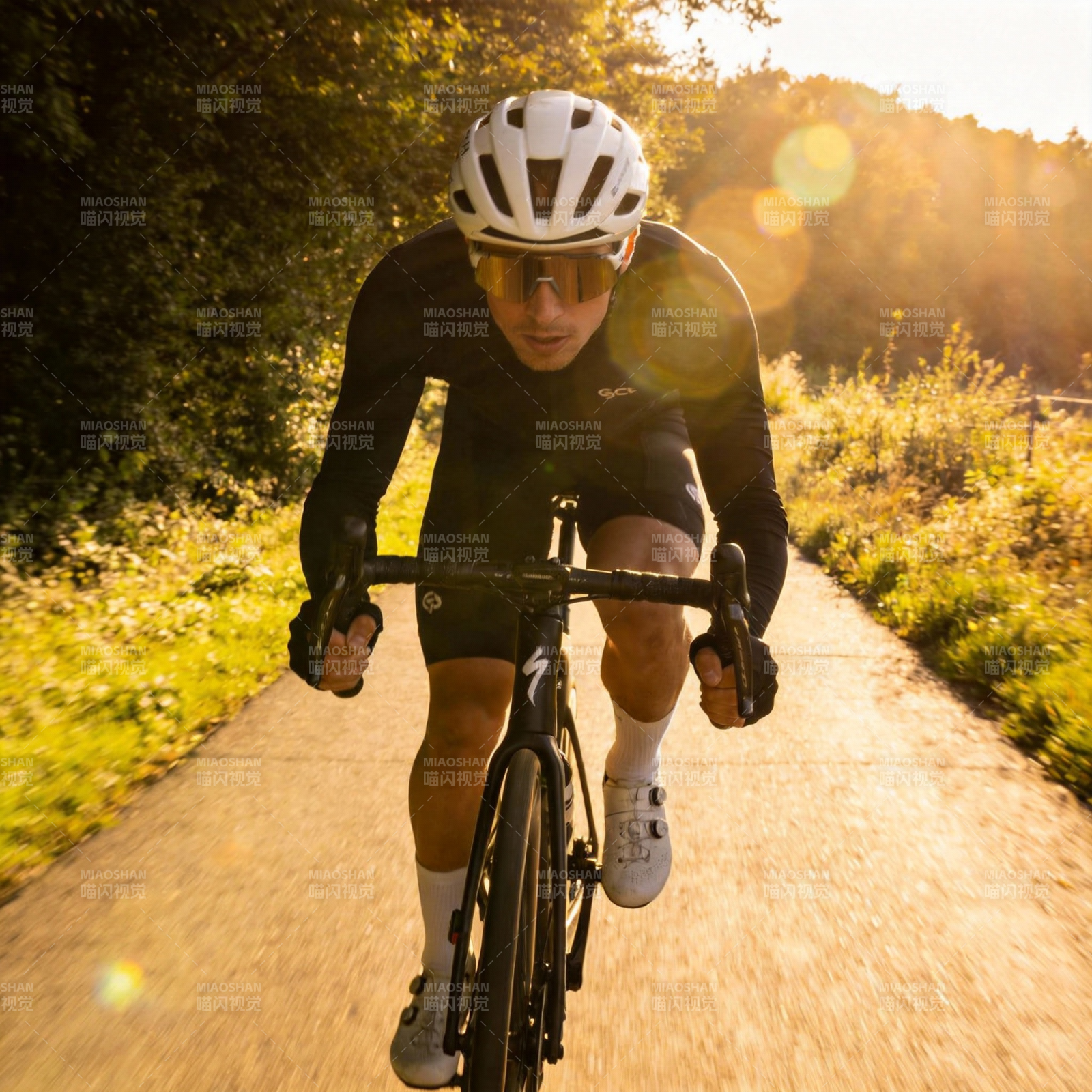 骑行者迎光疾驰图片