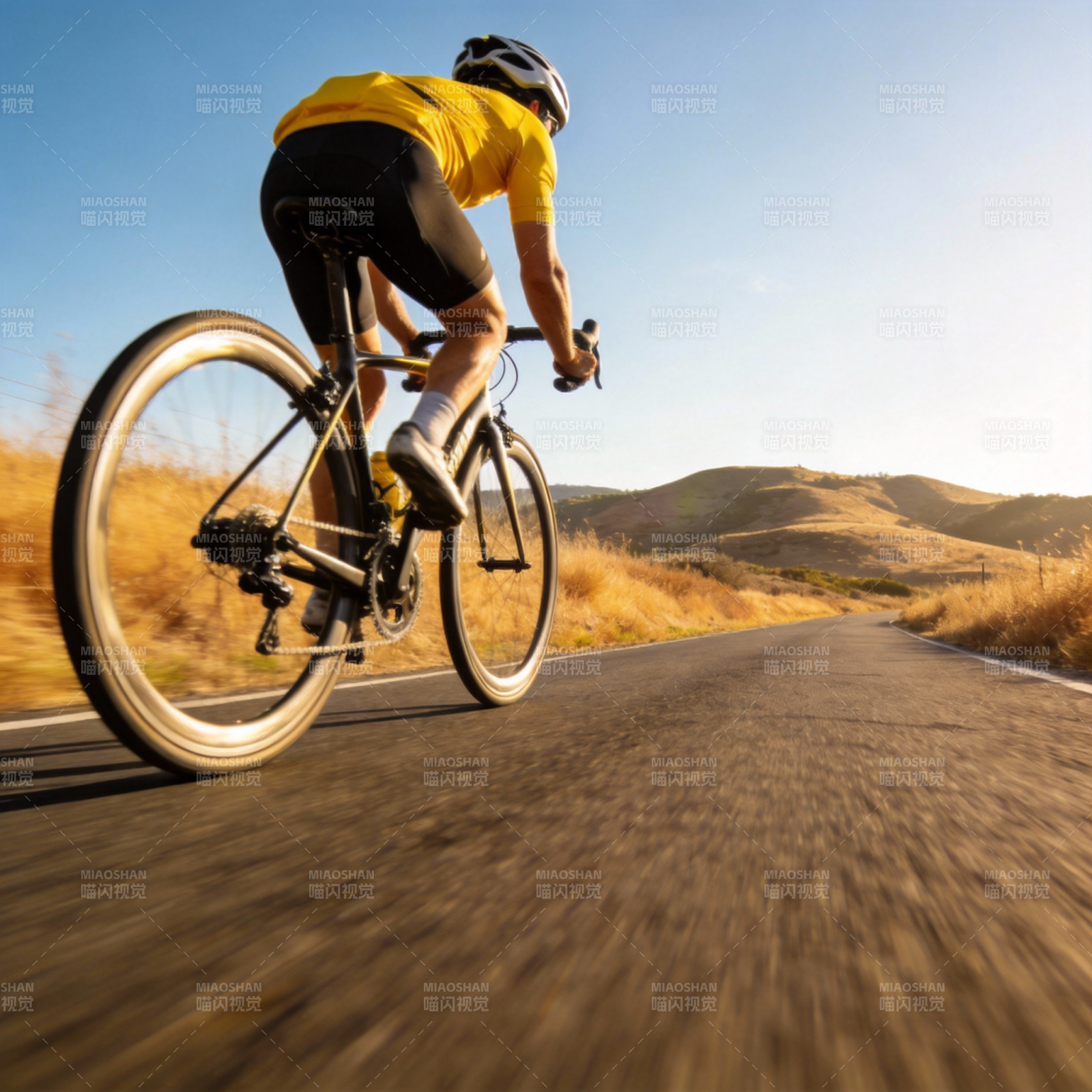 骑行者疾驰于山间公路图片