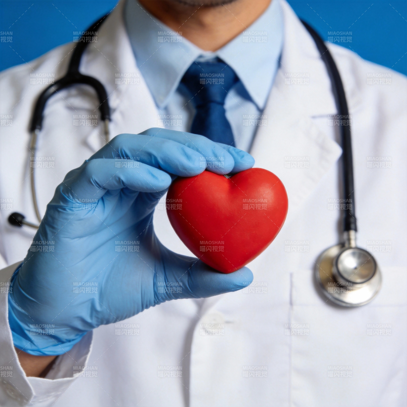医生手捧红心图片