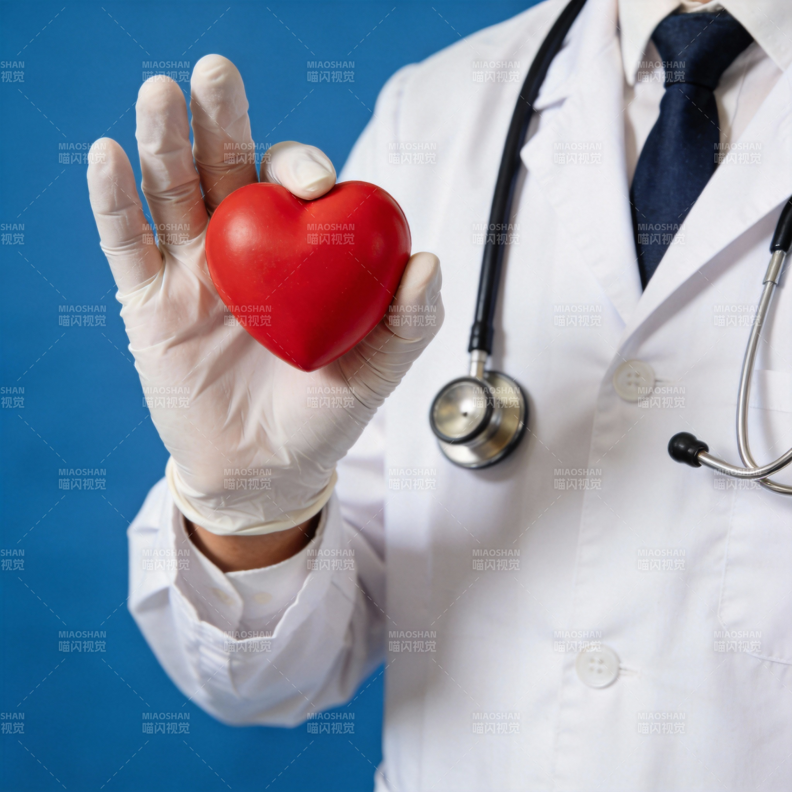 医生手捧红心图片
