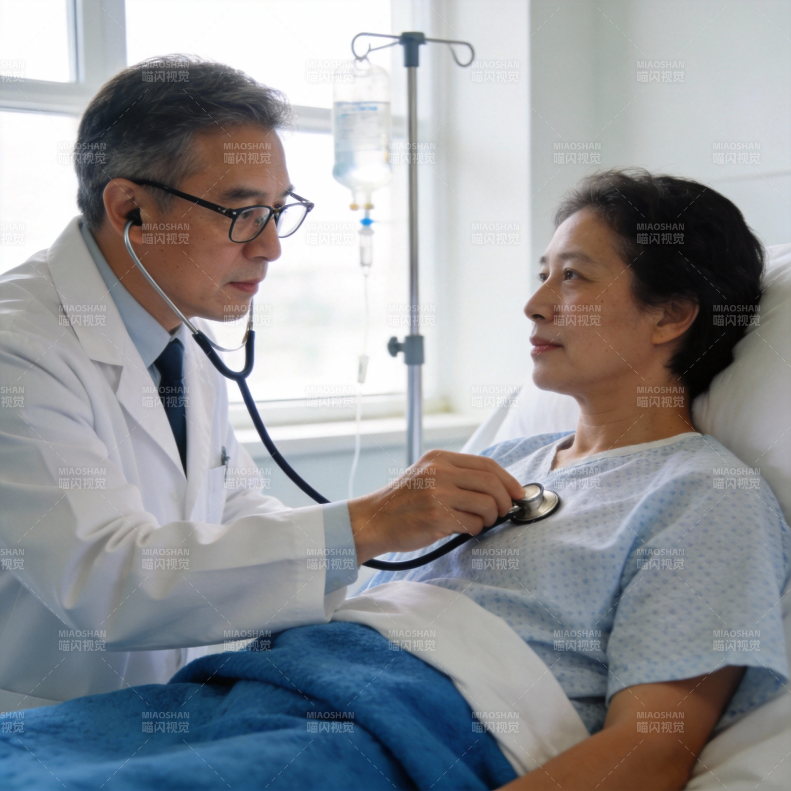 医生查房听诊图片