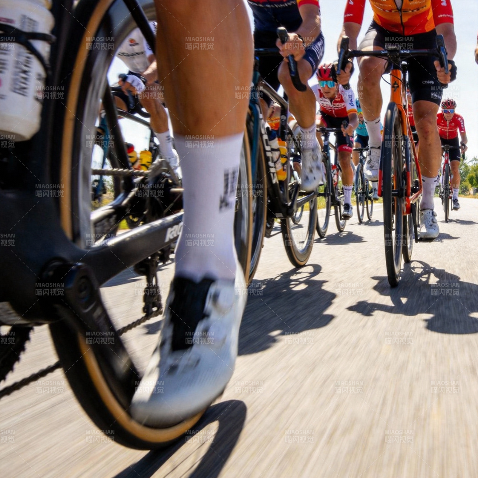 骑行竞速瞬间图片