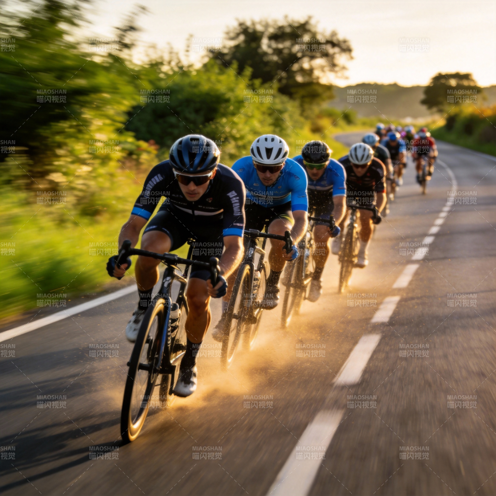 骑行队列疾驰图片