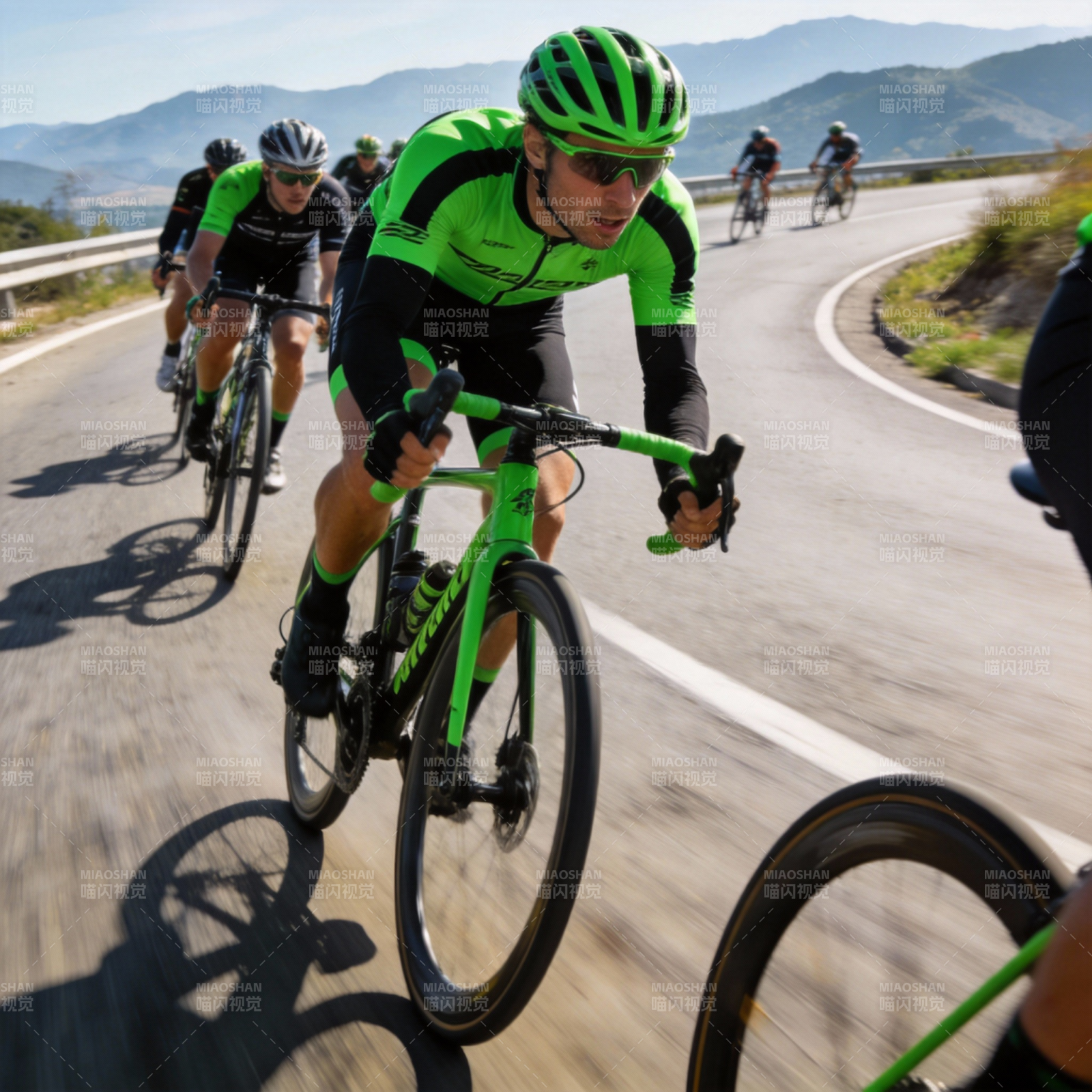 骑行者疾驰山道图片