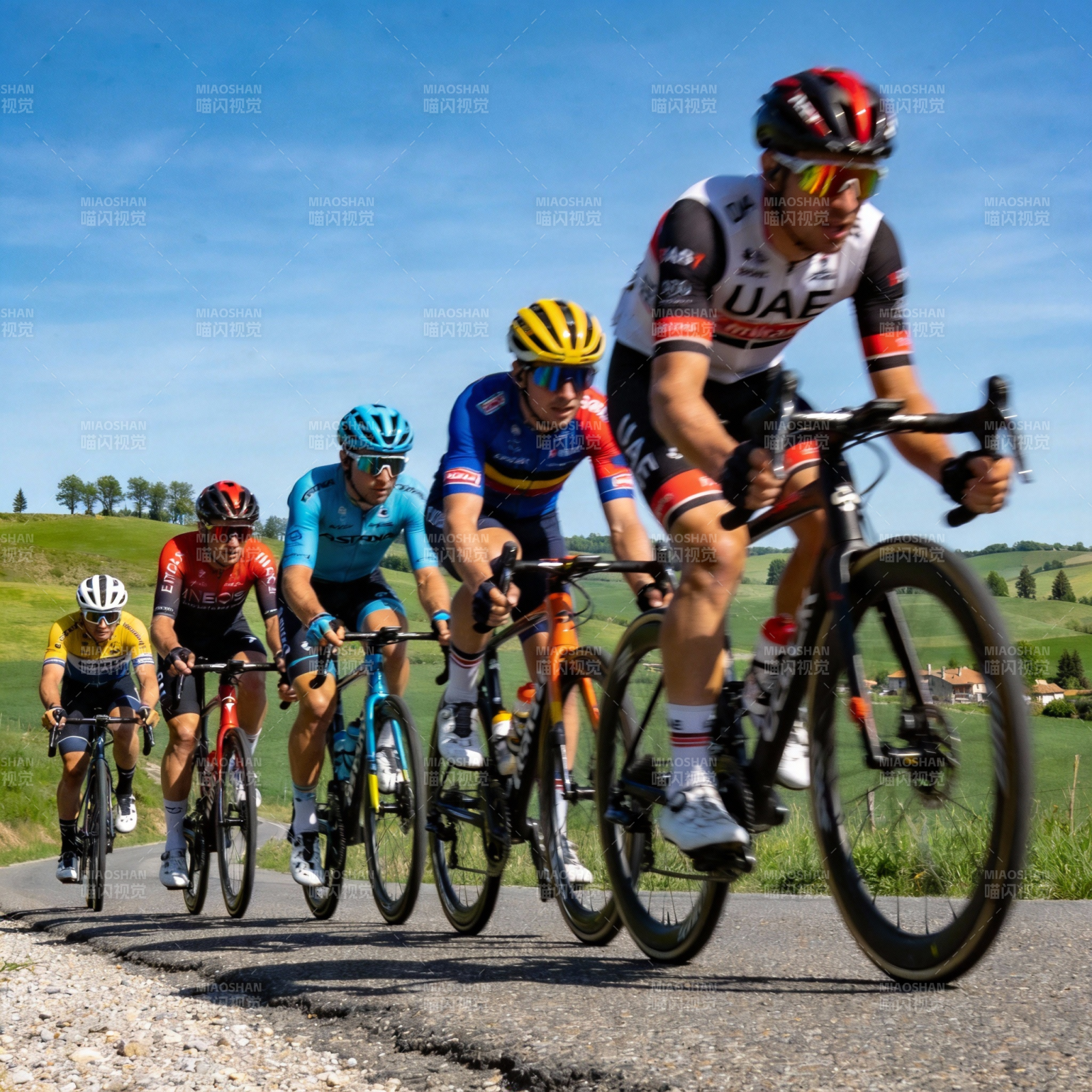 骑行者冲刺瞬间图片