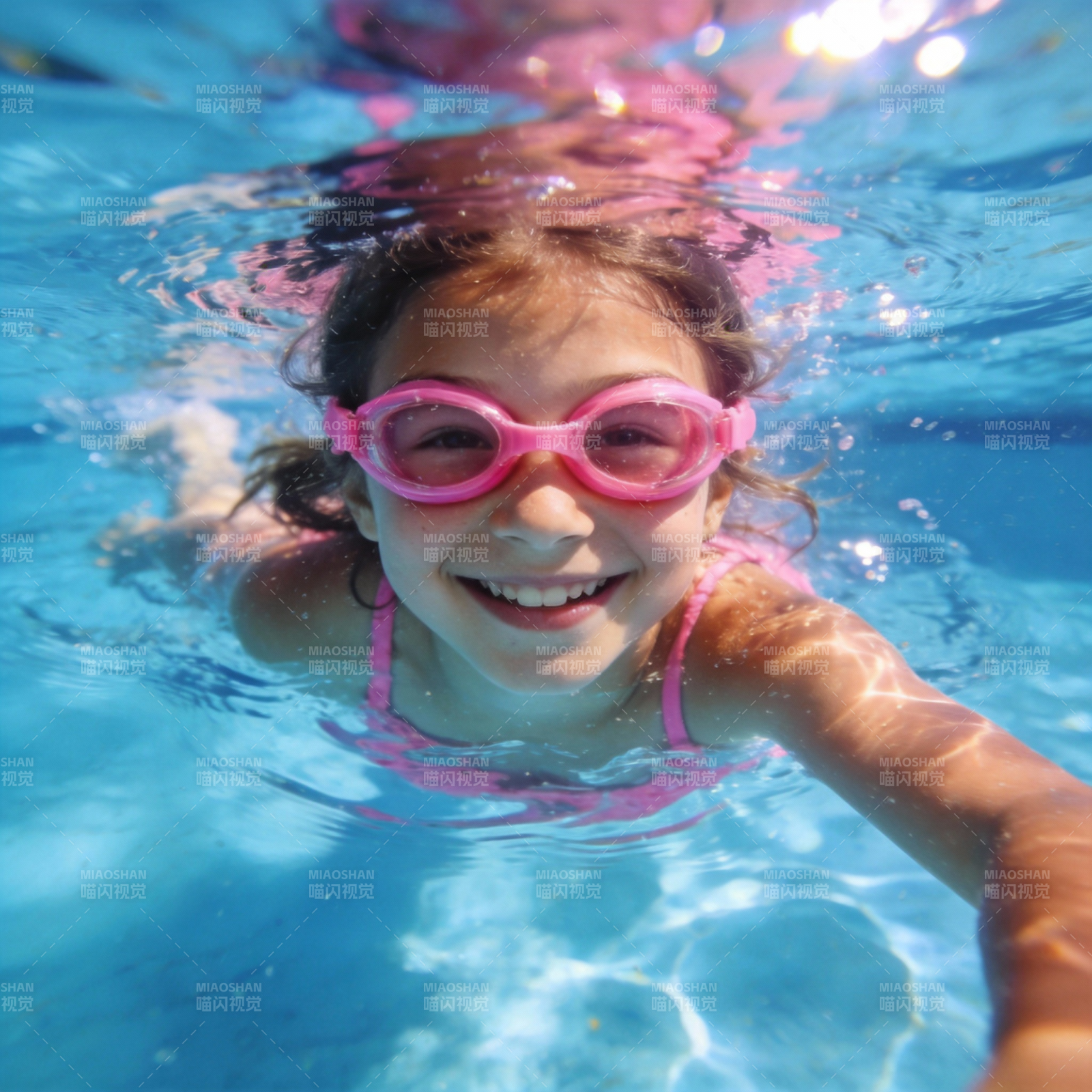 水中欢笑的小女孩图片
