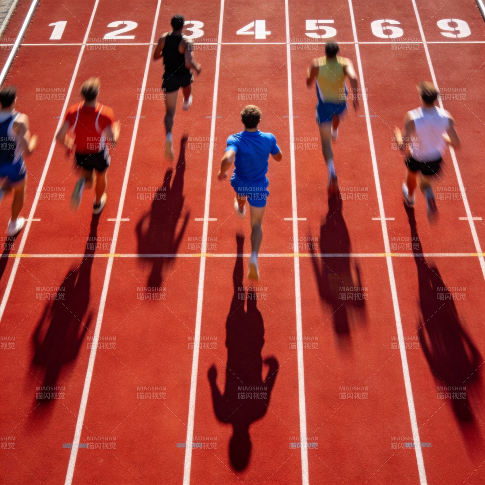 赛道上的奔跑者图片