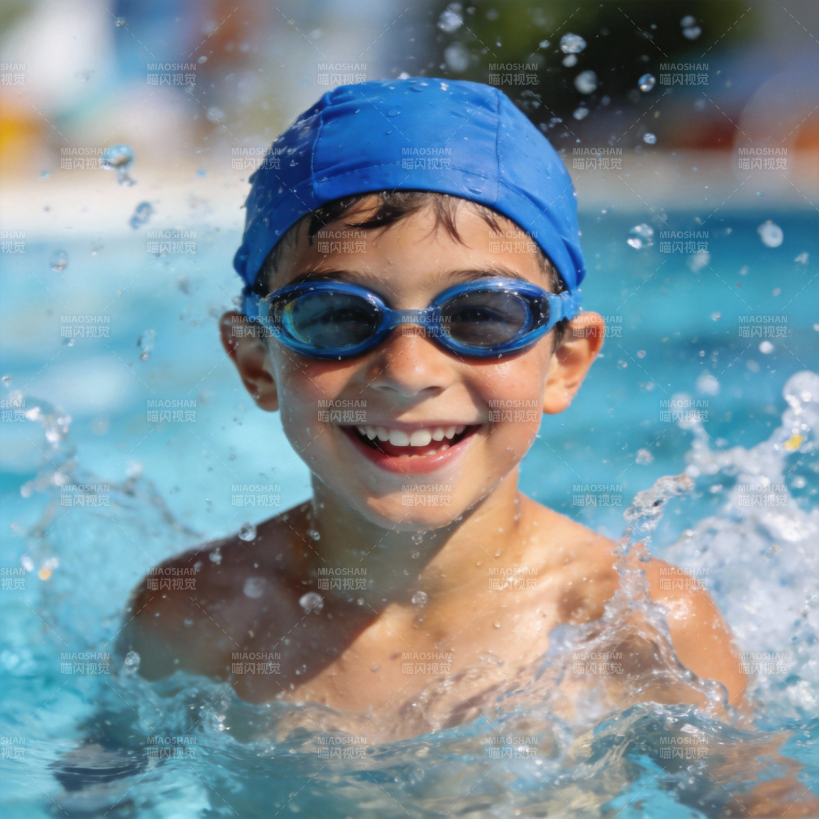 泳池中的快乐男孩图片