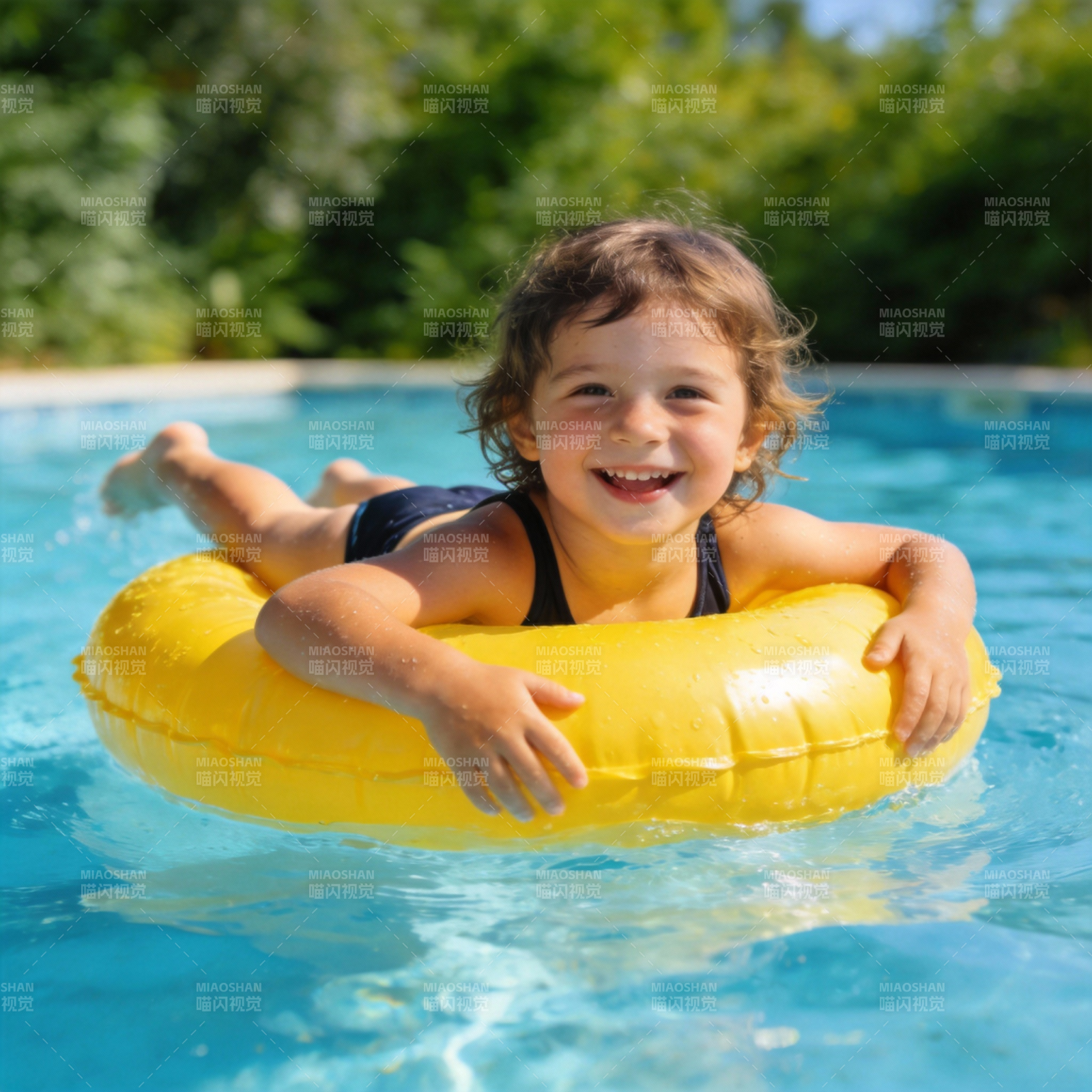 泳池里的快乐时光图片
