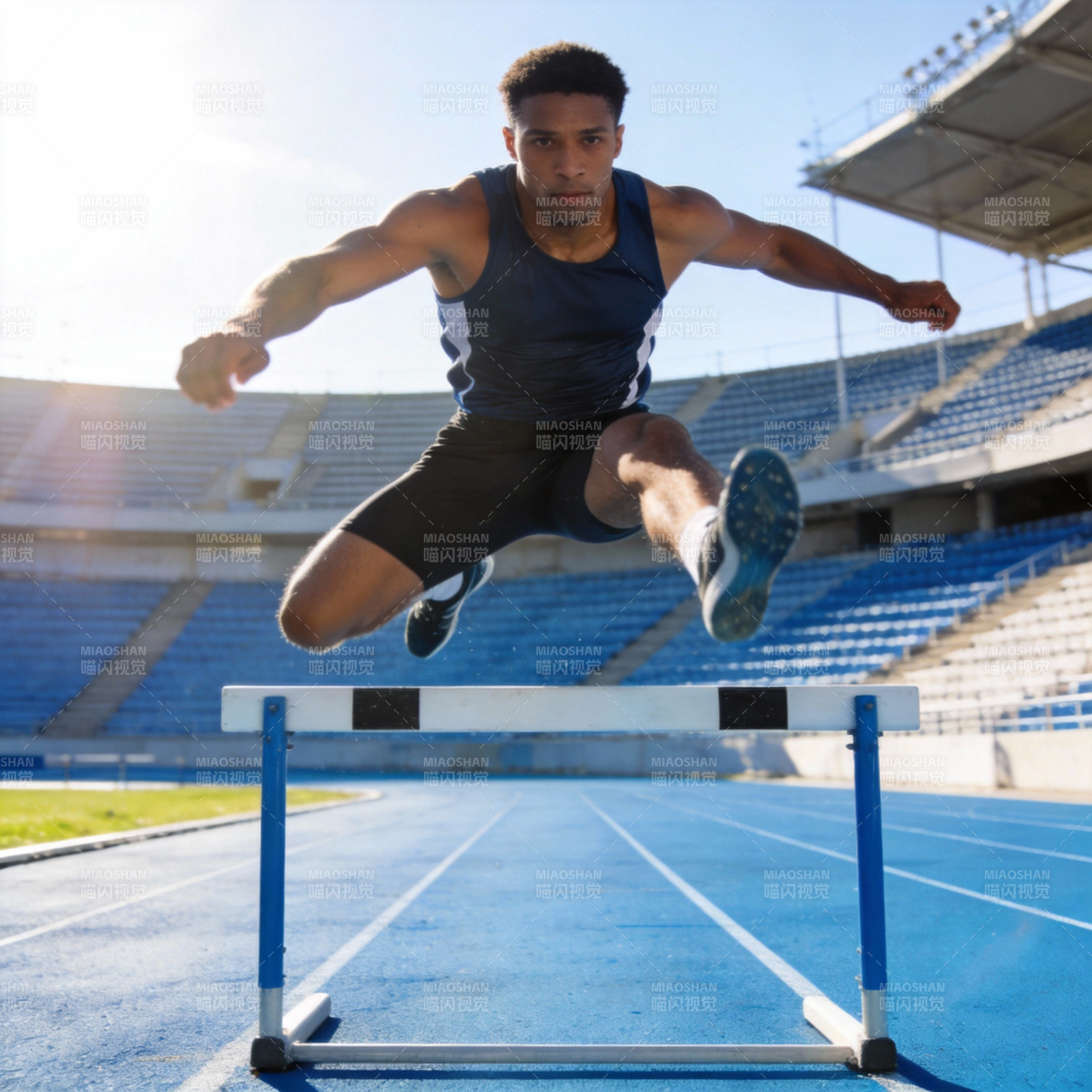 跨栏运动员跃过栏架图片