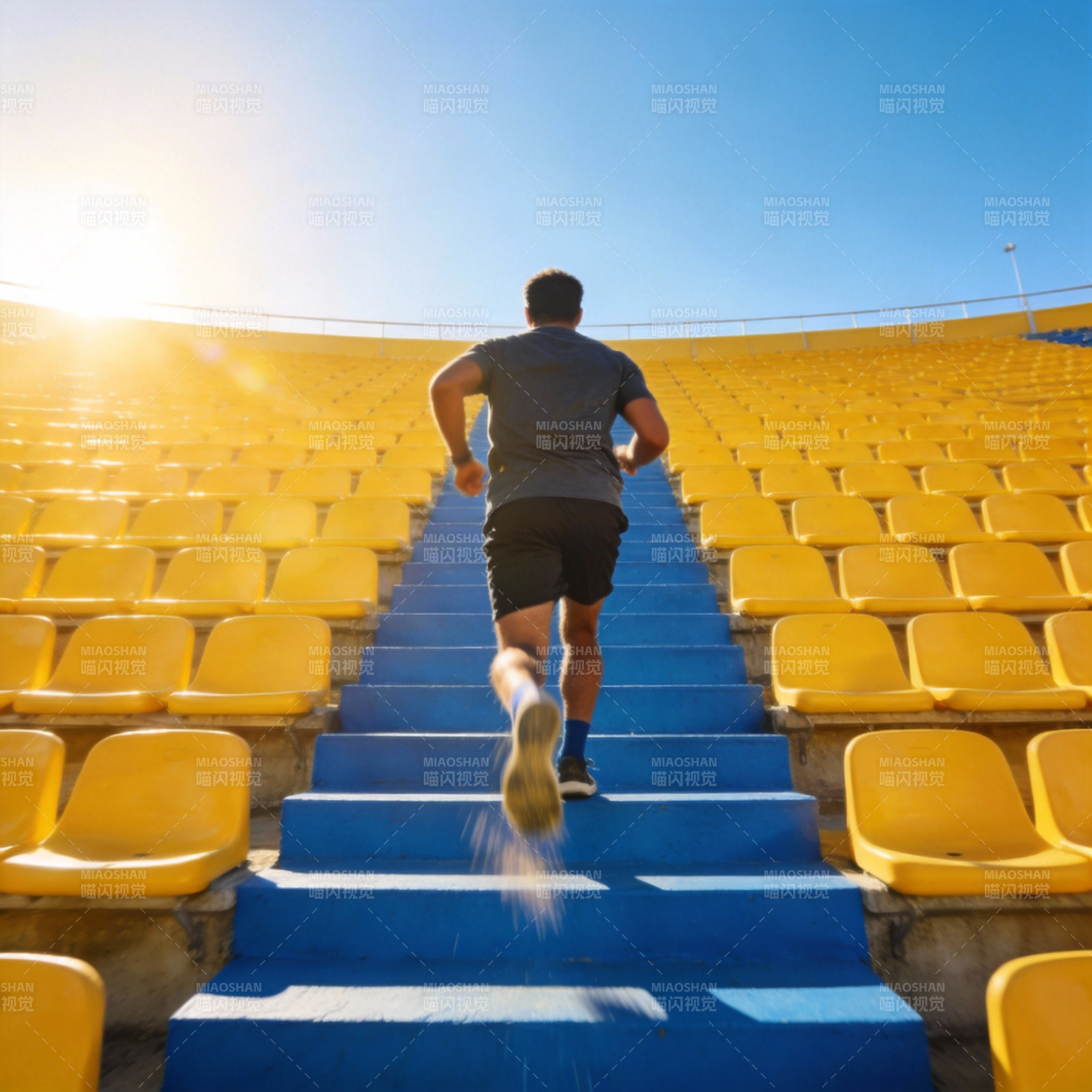 奔跑在阳光下的阶梯图片