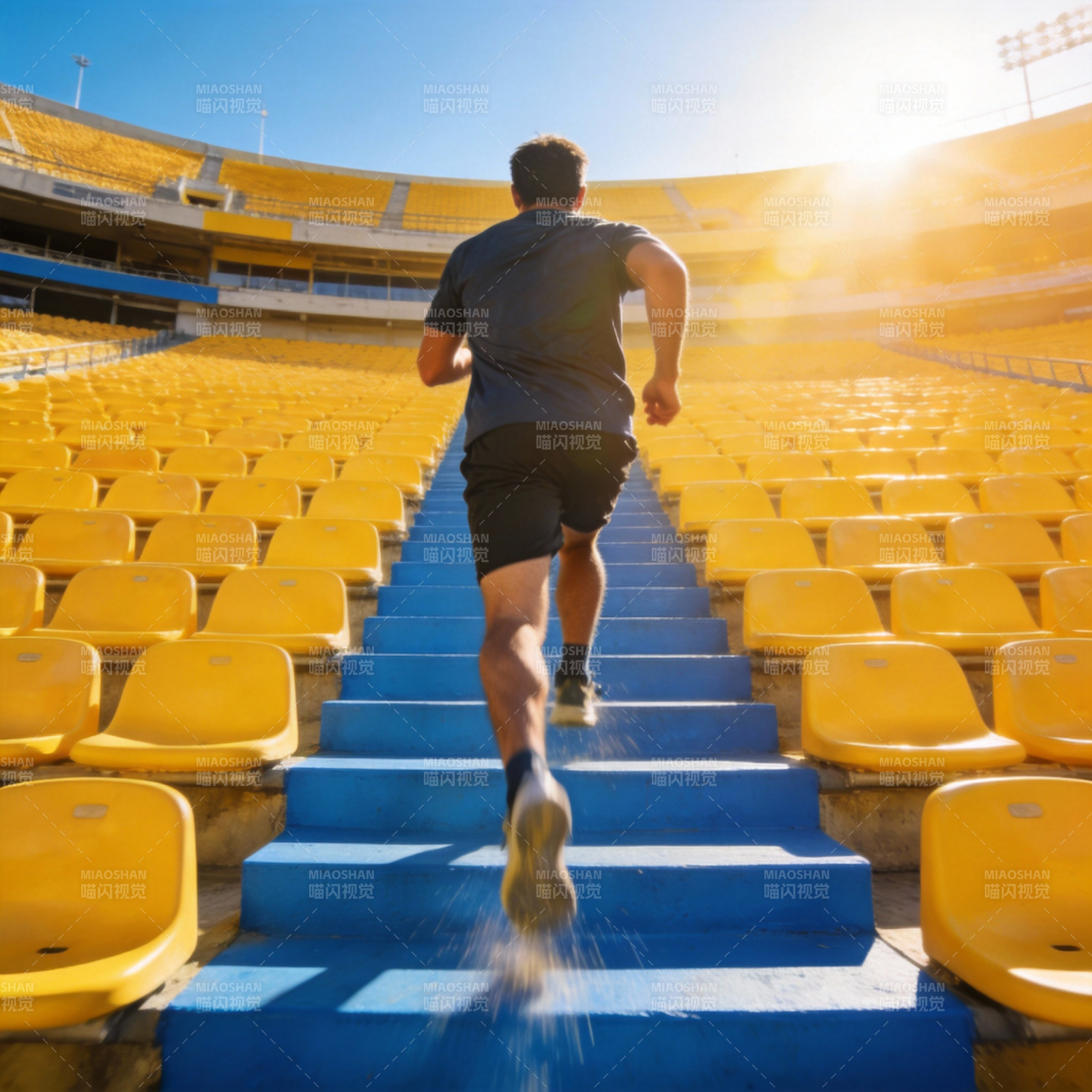 奔跑在空旷体育场图片