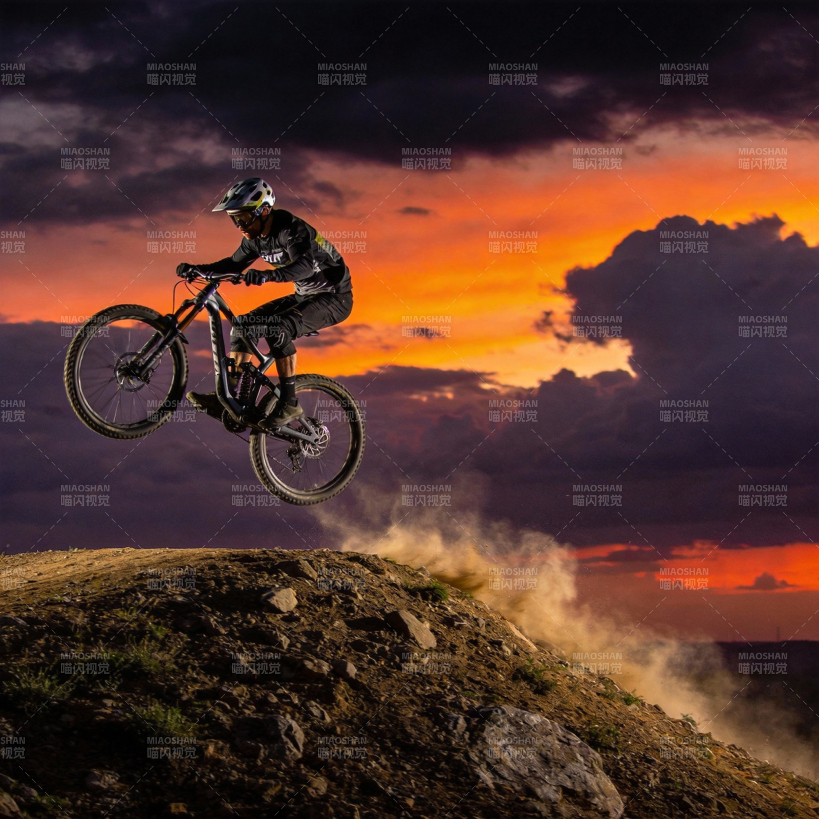 山地车飞跃日落图片