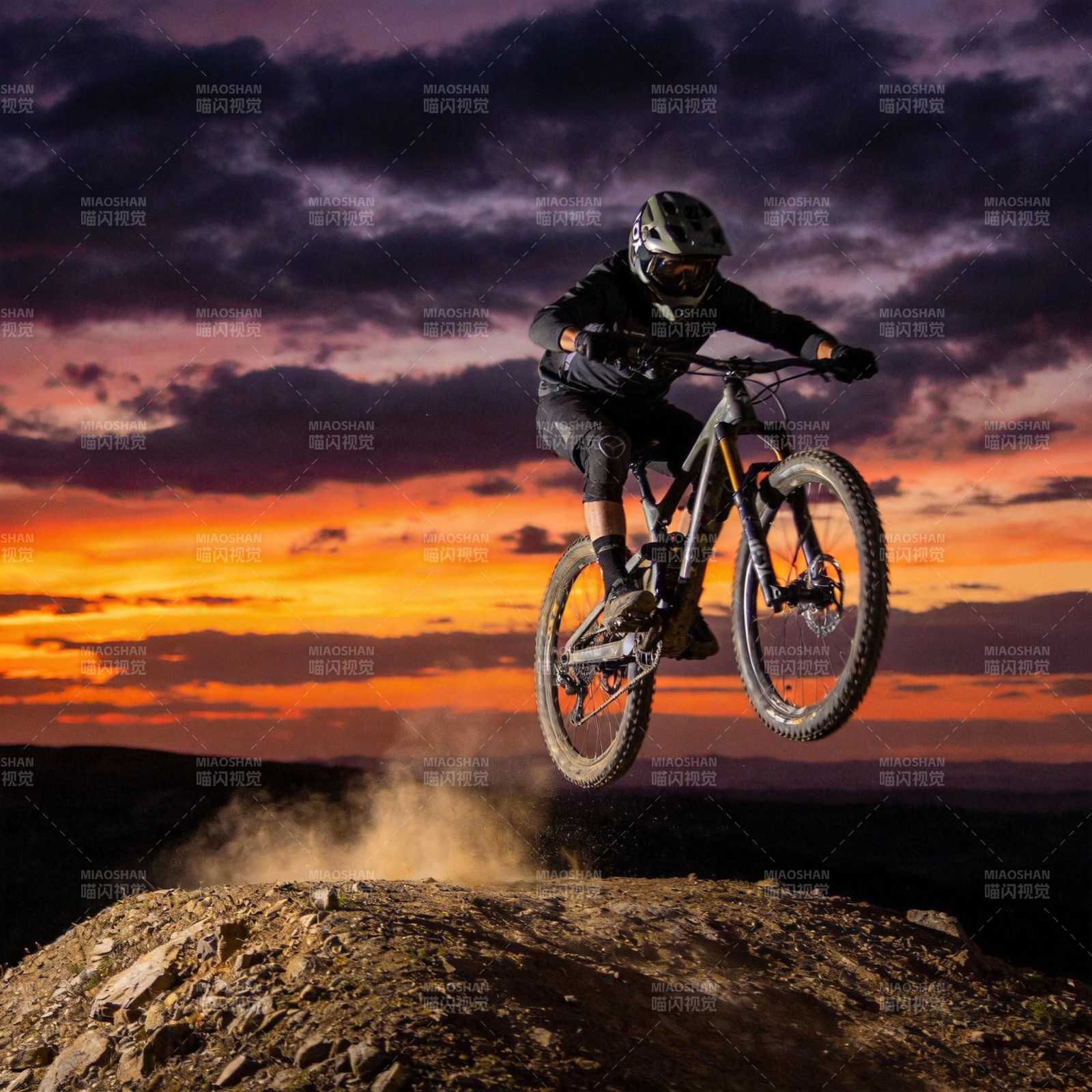 山地车飞跃日落图片