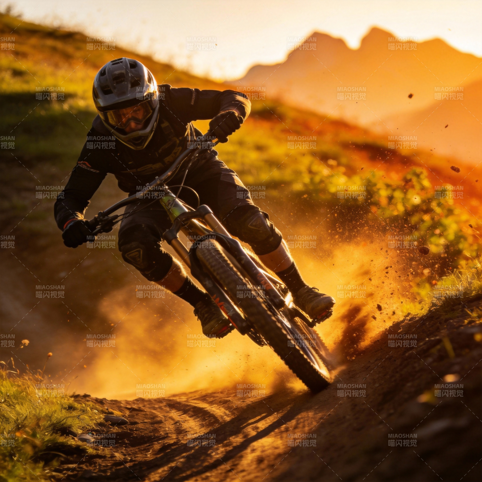 山地骑行 疾驰于夕阳图片