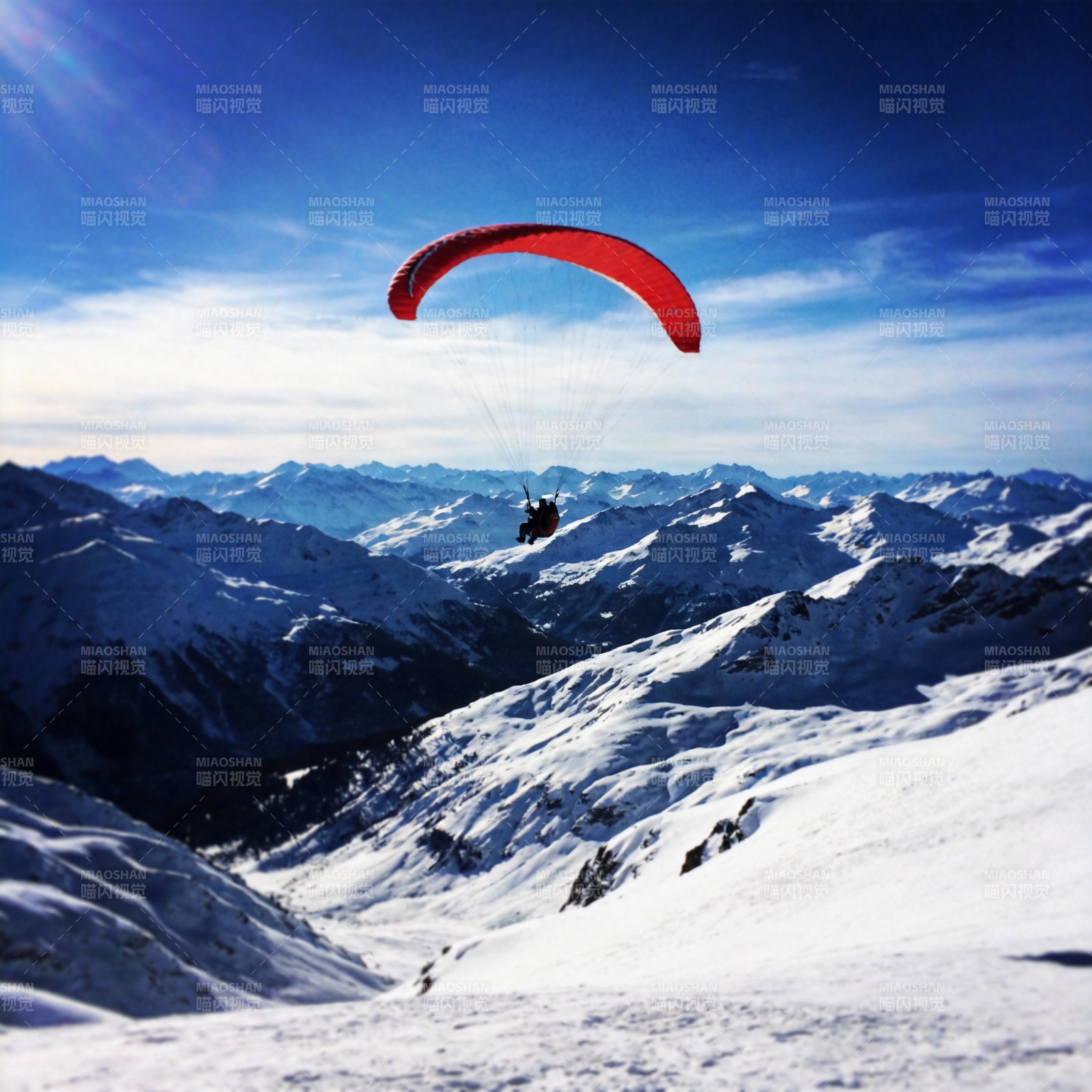 雪峰之上翱翔图片