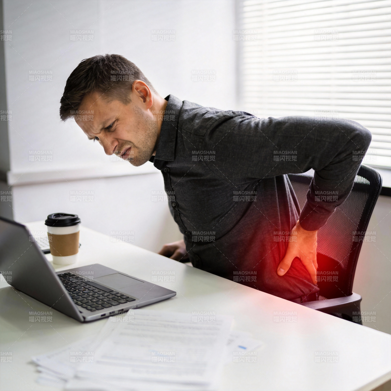 久坐腰痛困扰图片