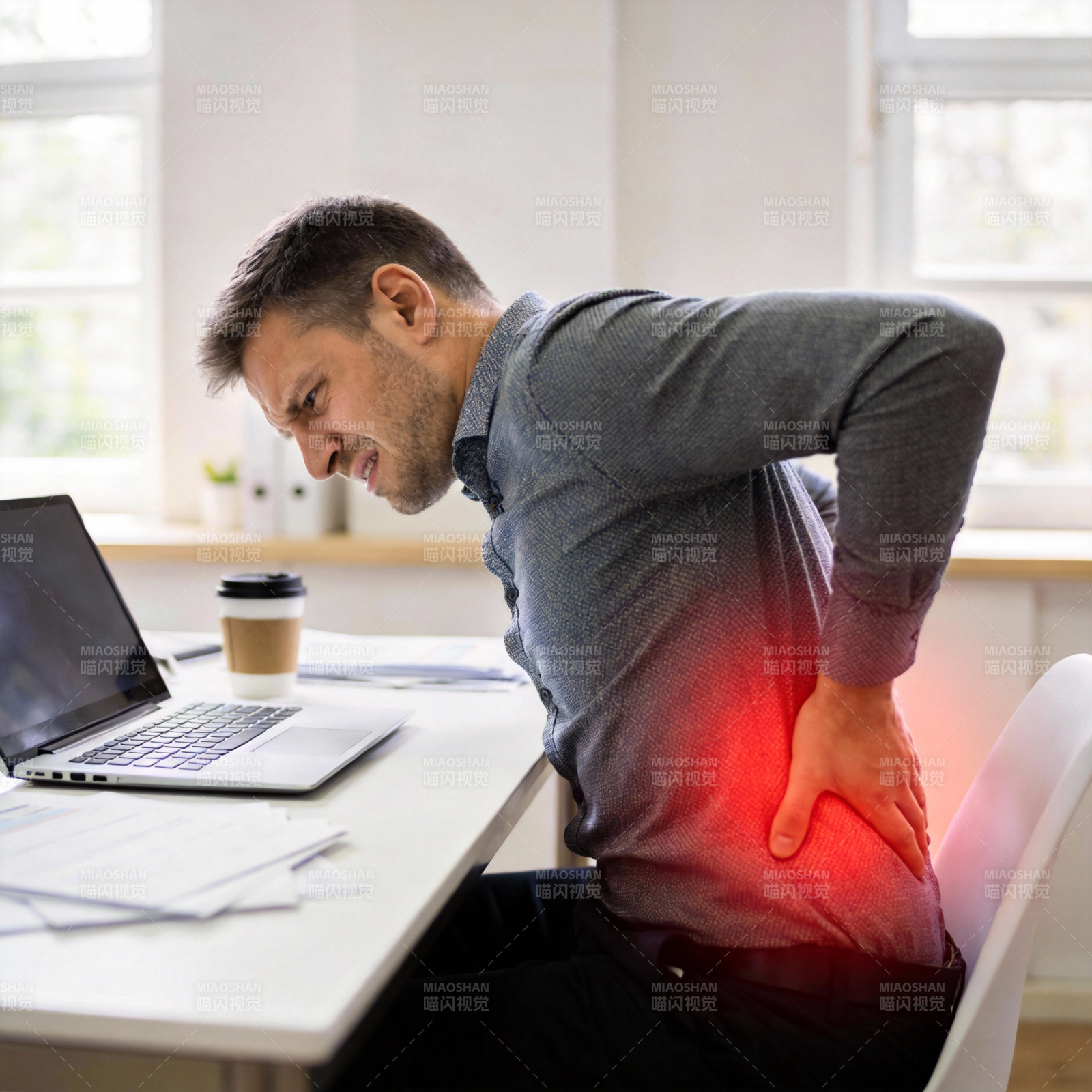 久坐腰痛困扰图片
