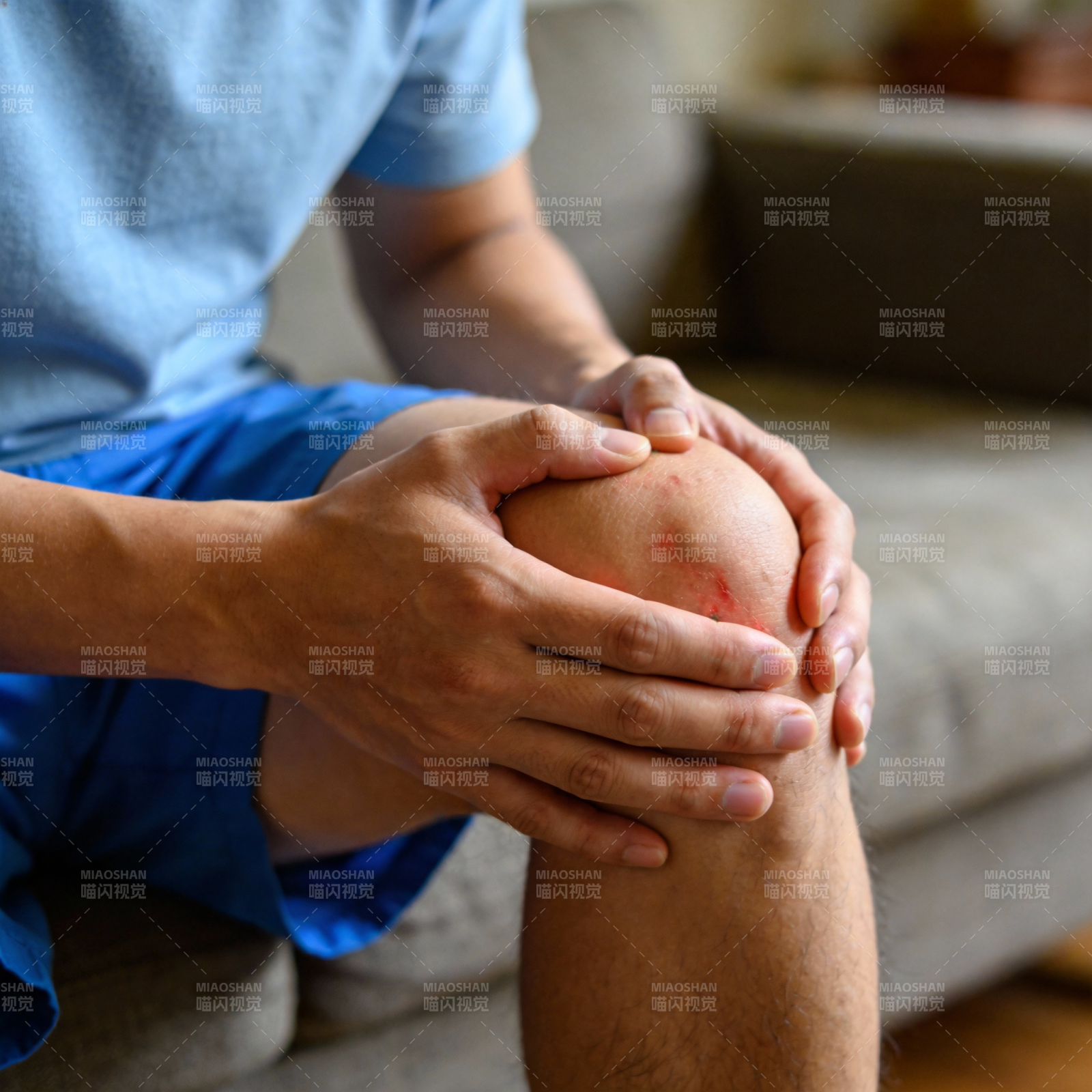 膝盖疼痛困扰图片