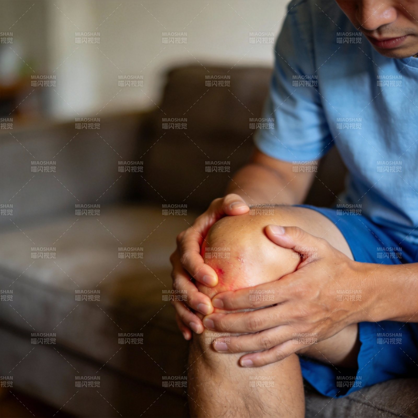 膝盖疼痛困扰图片