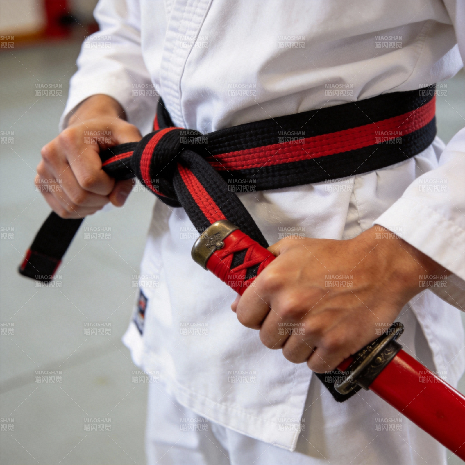 红黑腰带系法图片