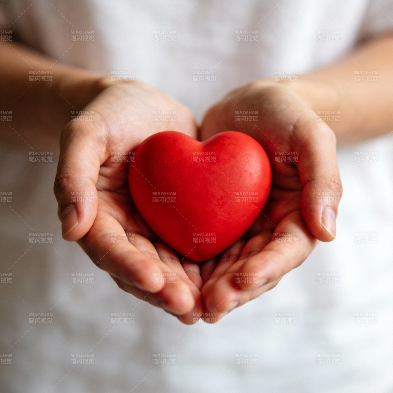 双手捧红心图片