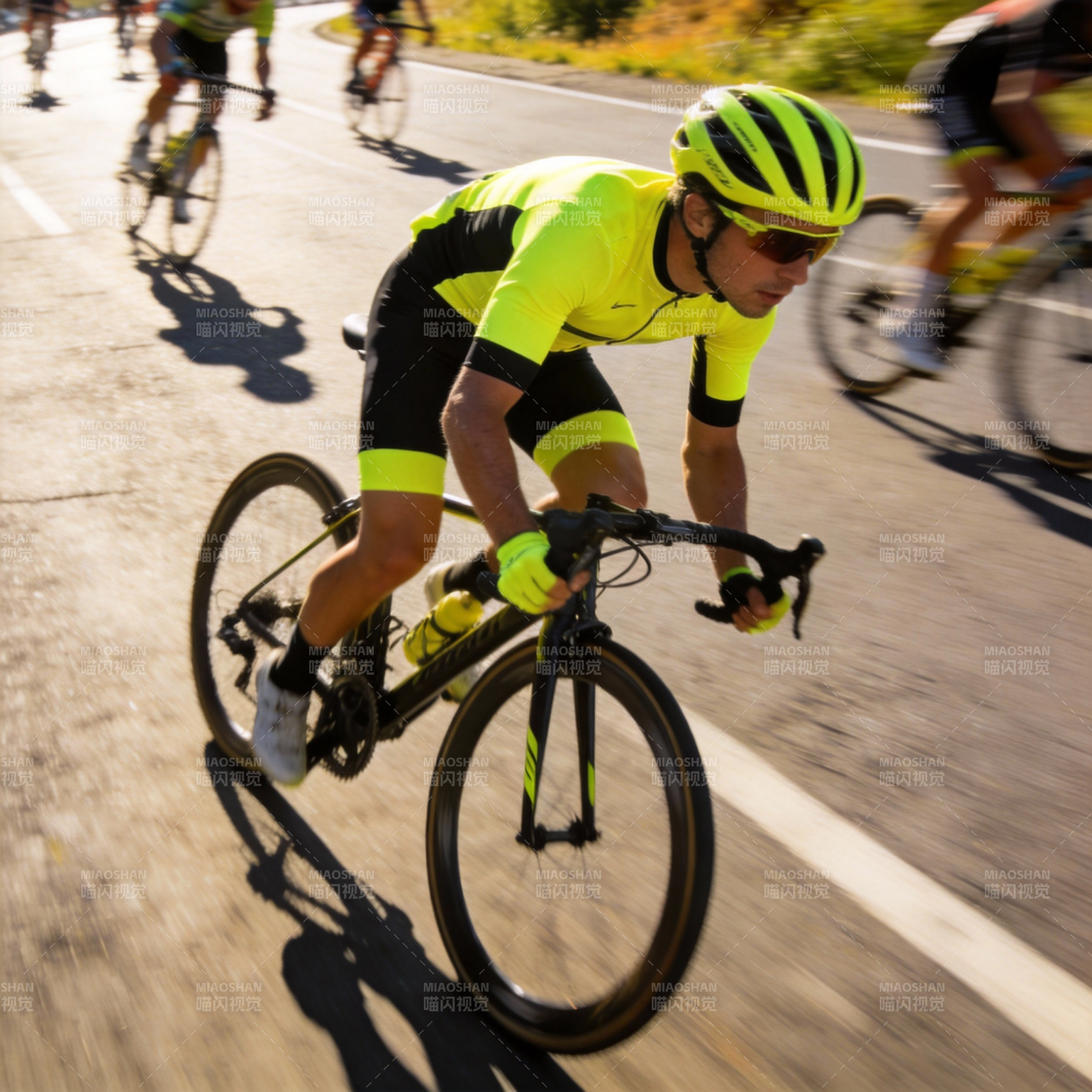 骑行者疾驰瞬间图片