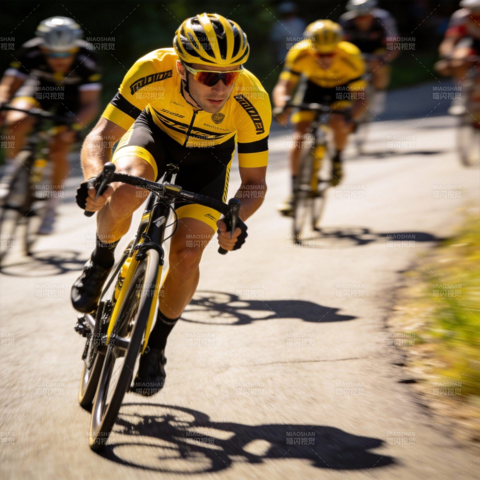 骑行竞速瞬间图片